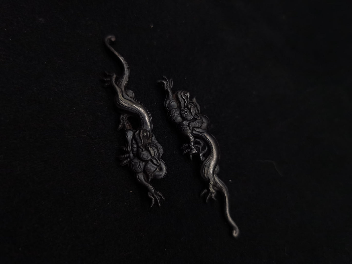 Japanese Type Big Black Rain-Dragon Pattern Menuki for Katana wakziashi Y046