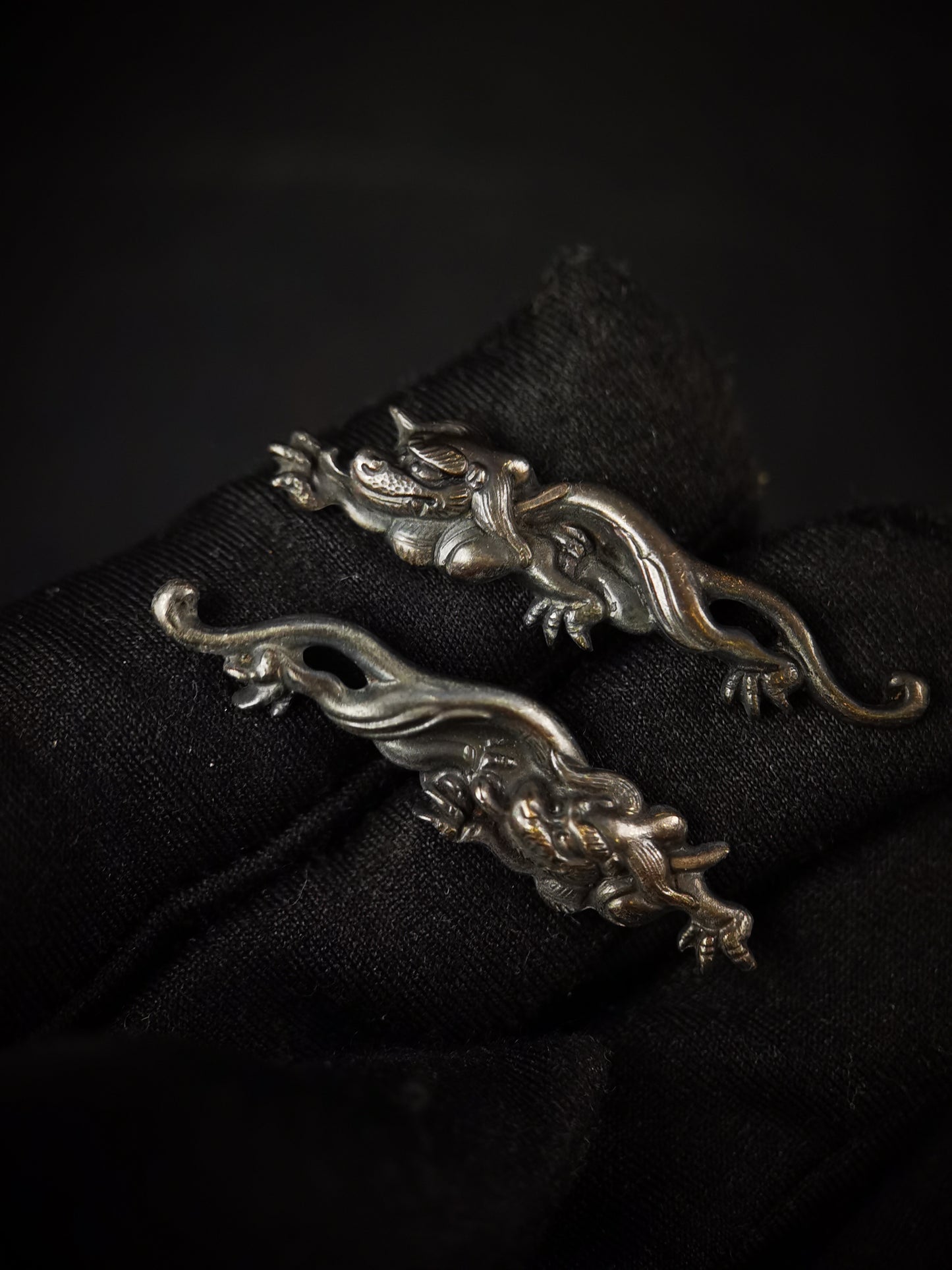 Japanese Type Small Black Rain Dragon Menuki for wakziashi Y012