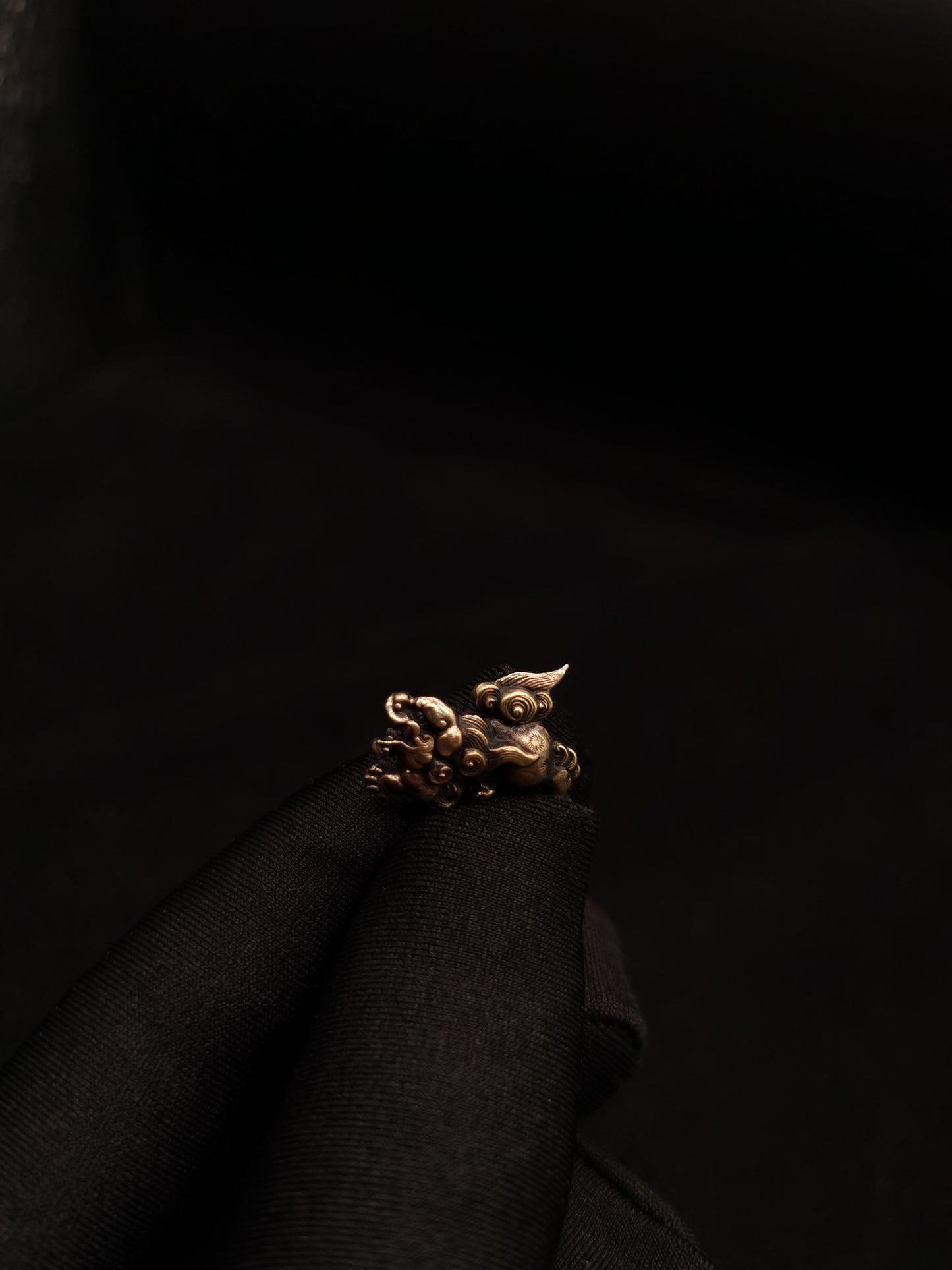 Japanese Type Mini Golden Lion Pattern Menuki for wakziashi and tanto Y047