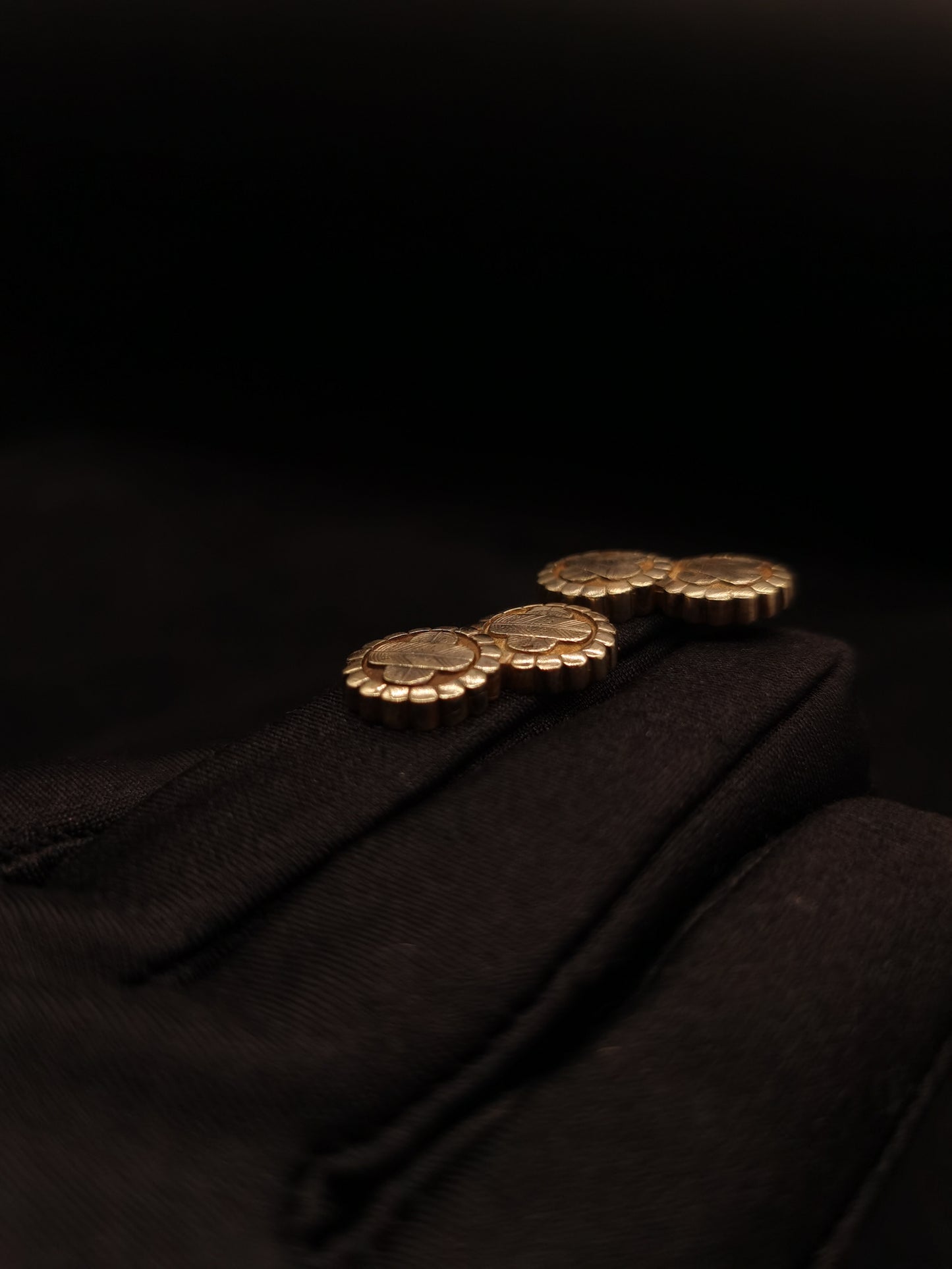 Japanese Type Golden Ovalifolium Mon Menuki for wakziashi and Tanto Y050