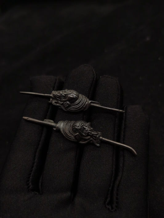 Japanese Type Black Helmet Lance Razor Pattern Menuki for Katana and Wakziashi Y052