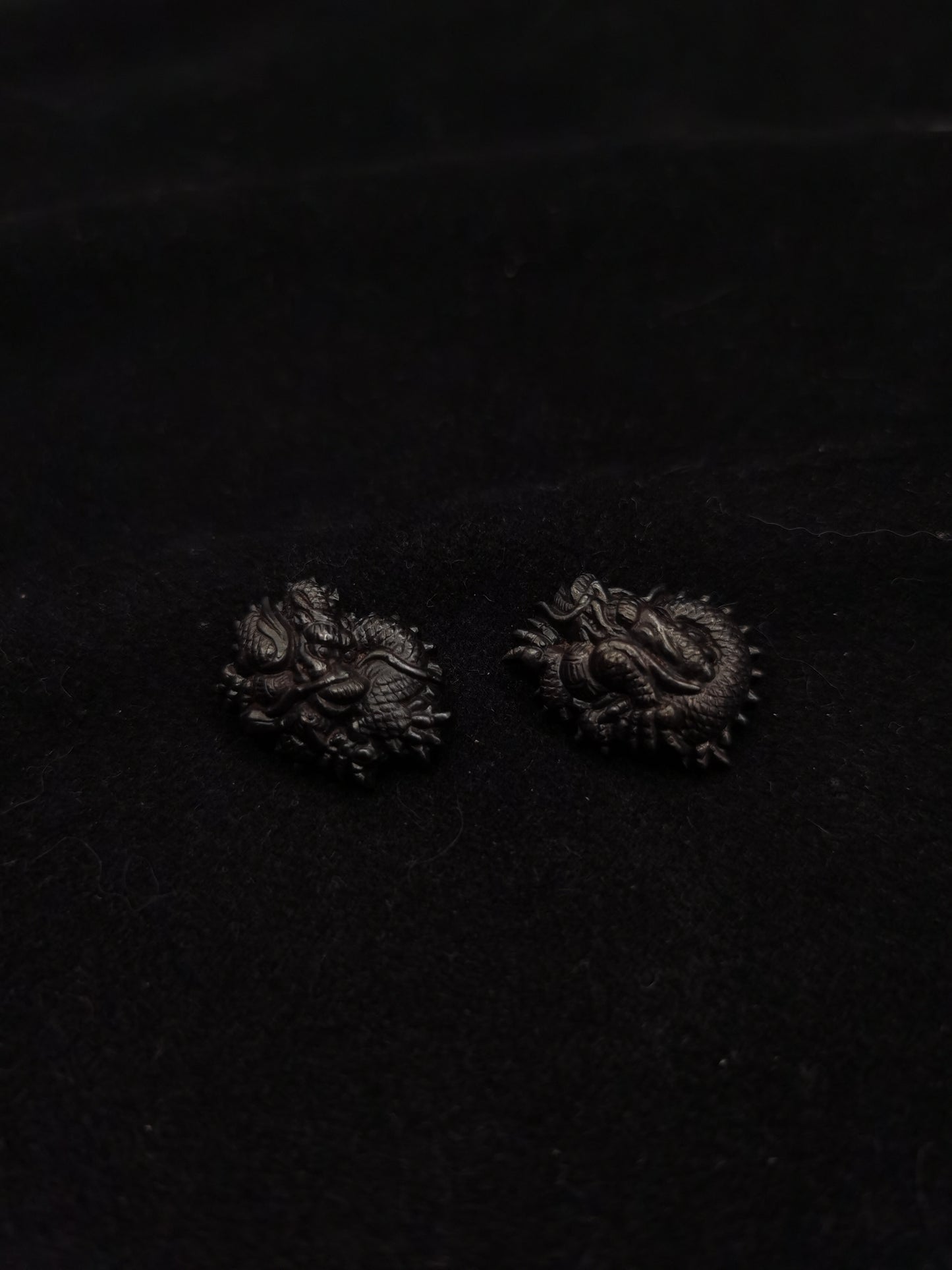 Japanese Type Black round dragon Round Menuki for Wakziashi and Tanto Y058