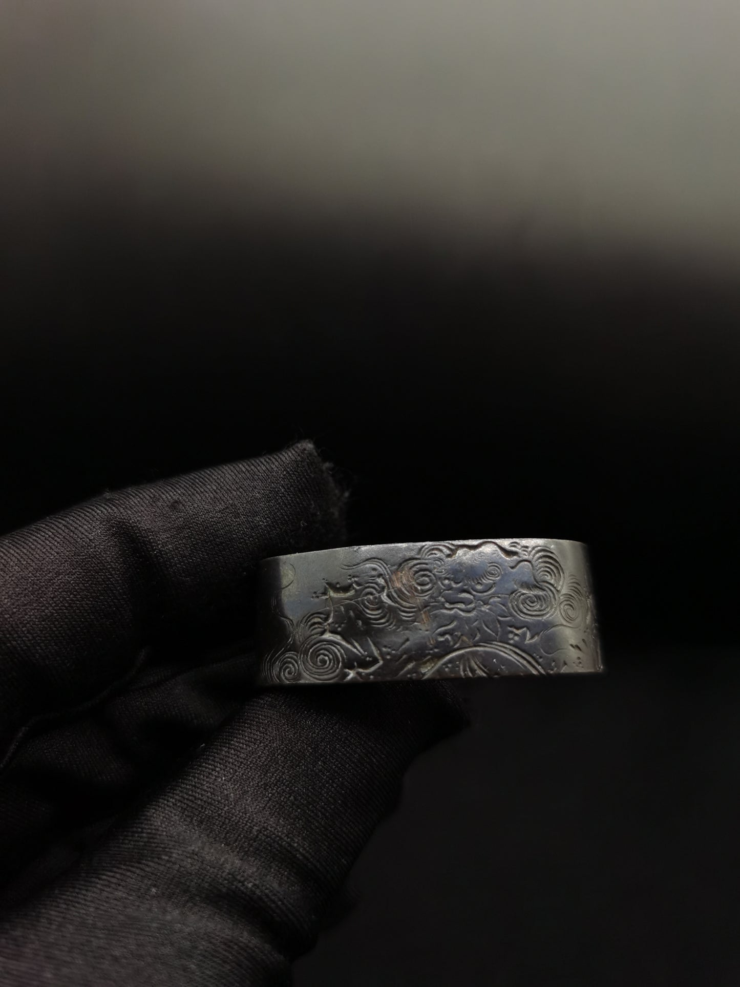 Japanese Lion Dog Pattern Single Fuchi for Katana Wakziashi Edo Period Antique F040