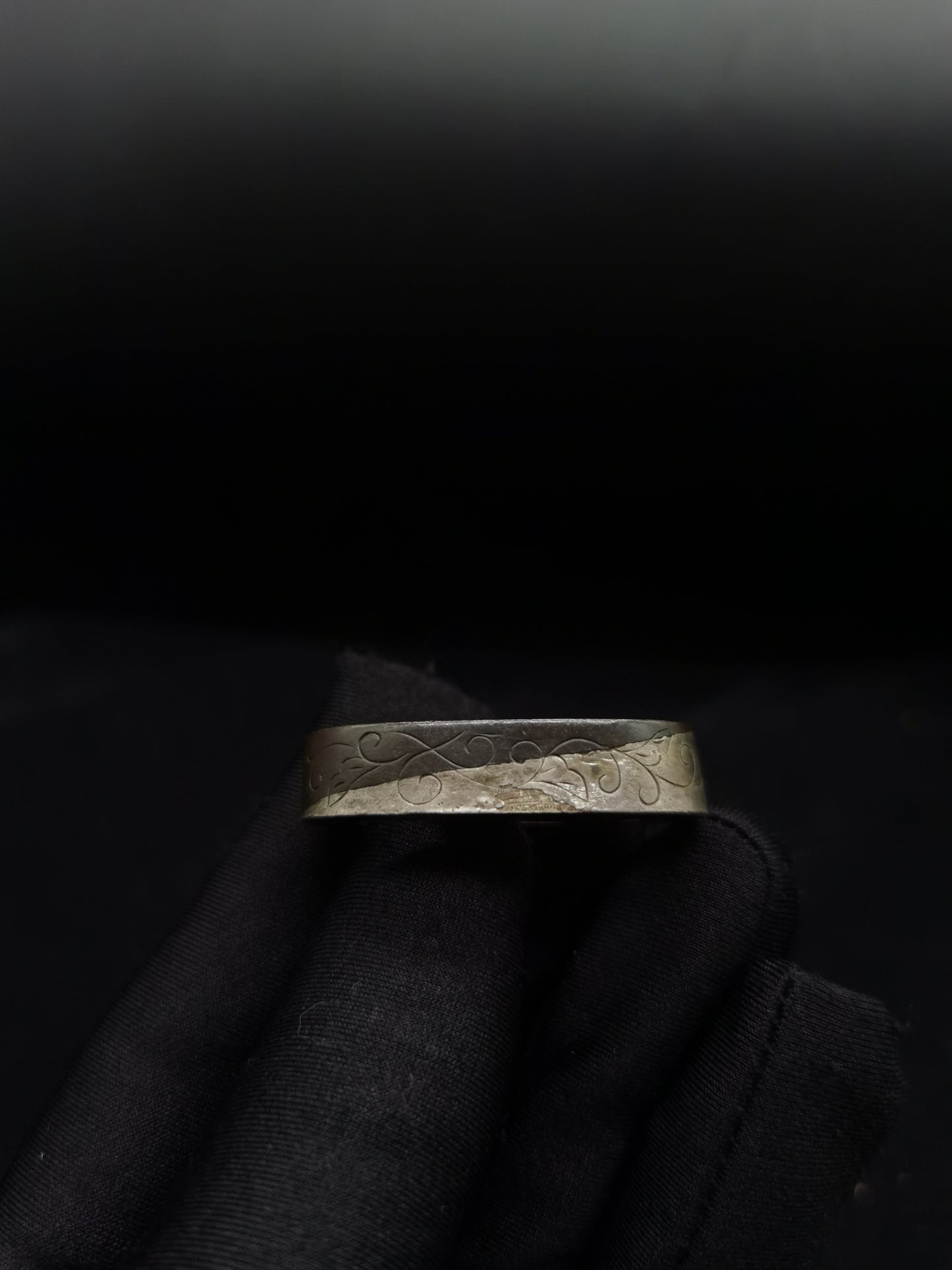 Japanese Karakusa Scroll Pattern Single Fuchi for Katana Wakziashi Edo Period Antique F020