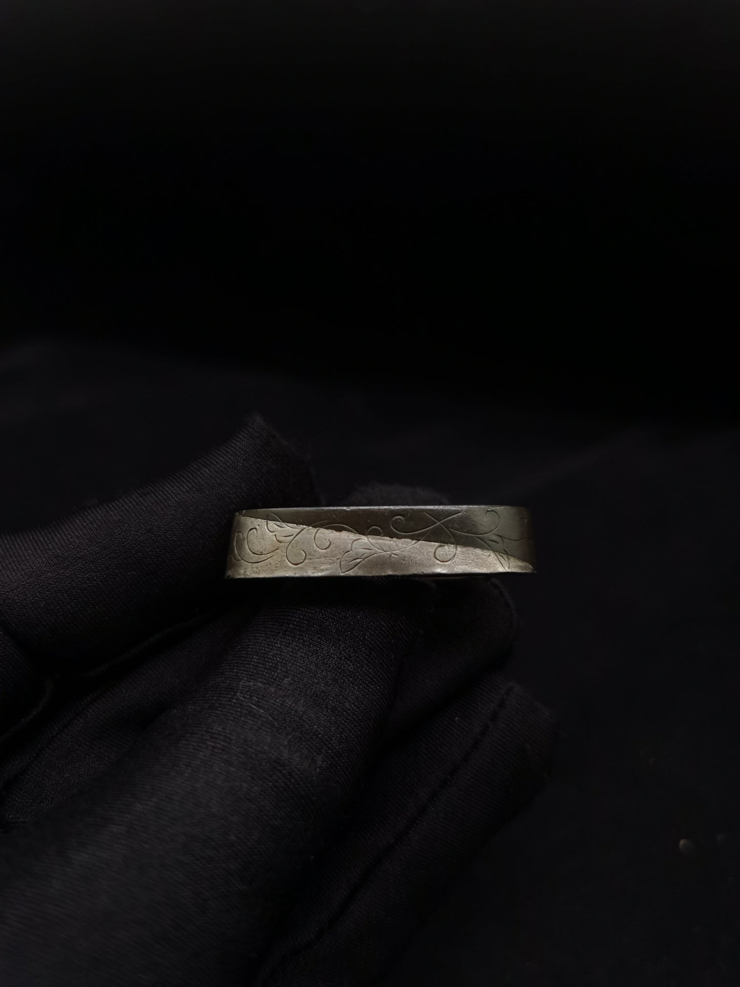 Japanese Karakusa Scroll Pattern Single Fuchi for Katana Wakziashi Edo Period Antique F020