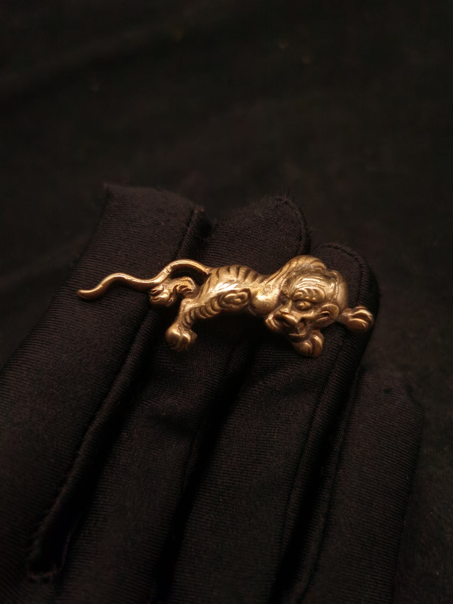 Japanese Type Menuki for Katana and wakziashi, Big Golden Tiger Pattern Y075