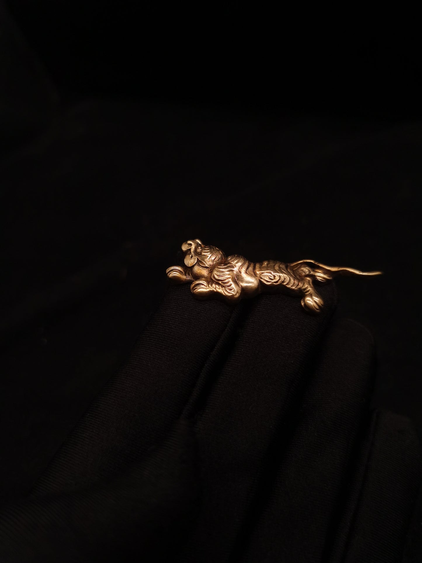 Japanese Type Menuki for Katana and wakziashi, Big Golden Tiger Pattern Y075