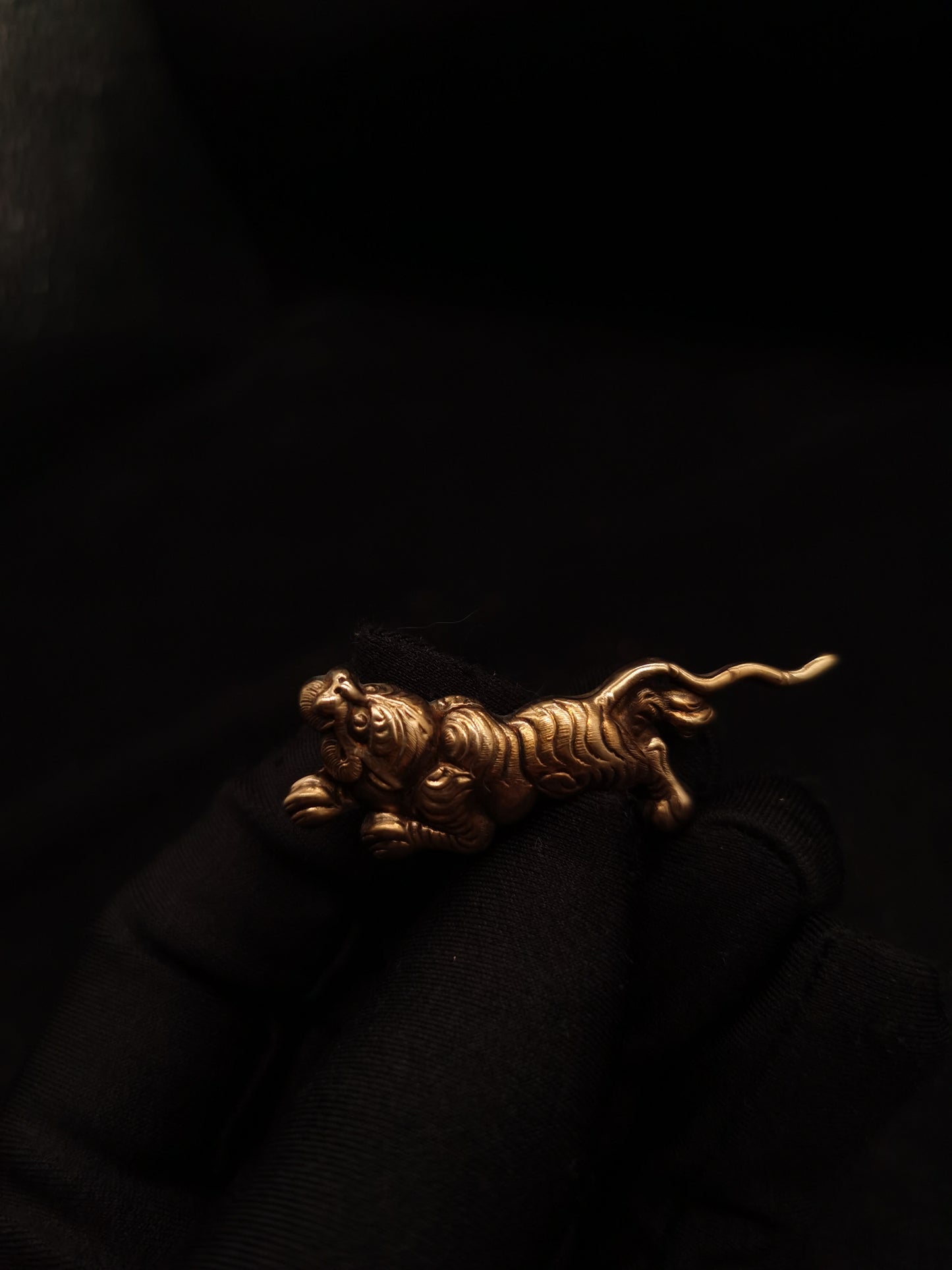 Japanese Type Menuki for Katana and wakziashi, Big Golden Tiger Pattern Y075