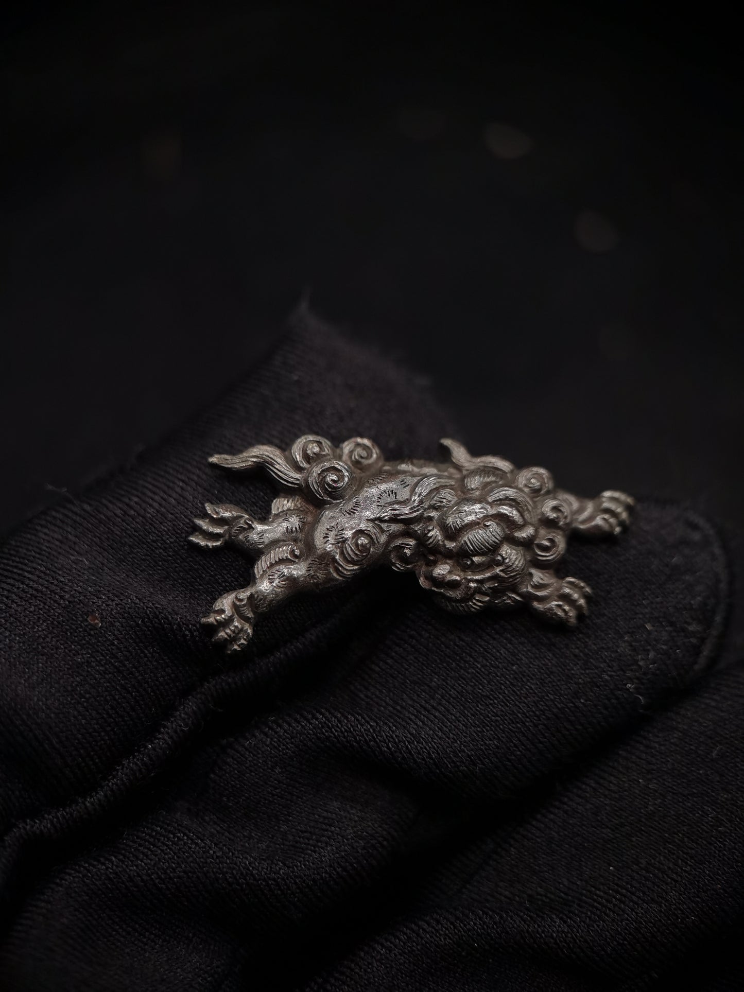 Japanese Type Small Black Lion Pattern Menuki for wakziash Tanto Y036