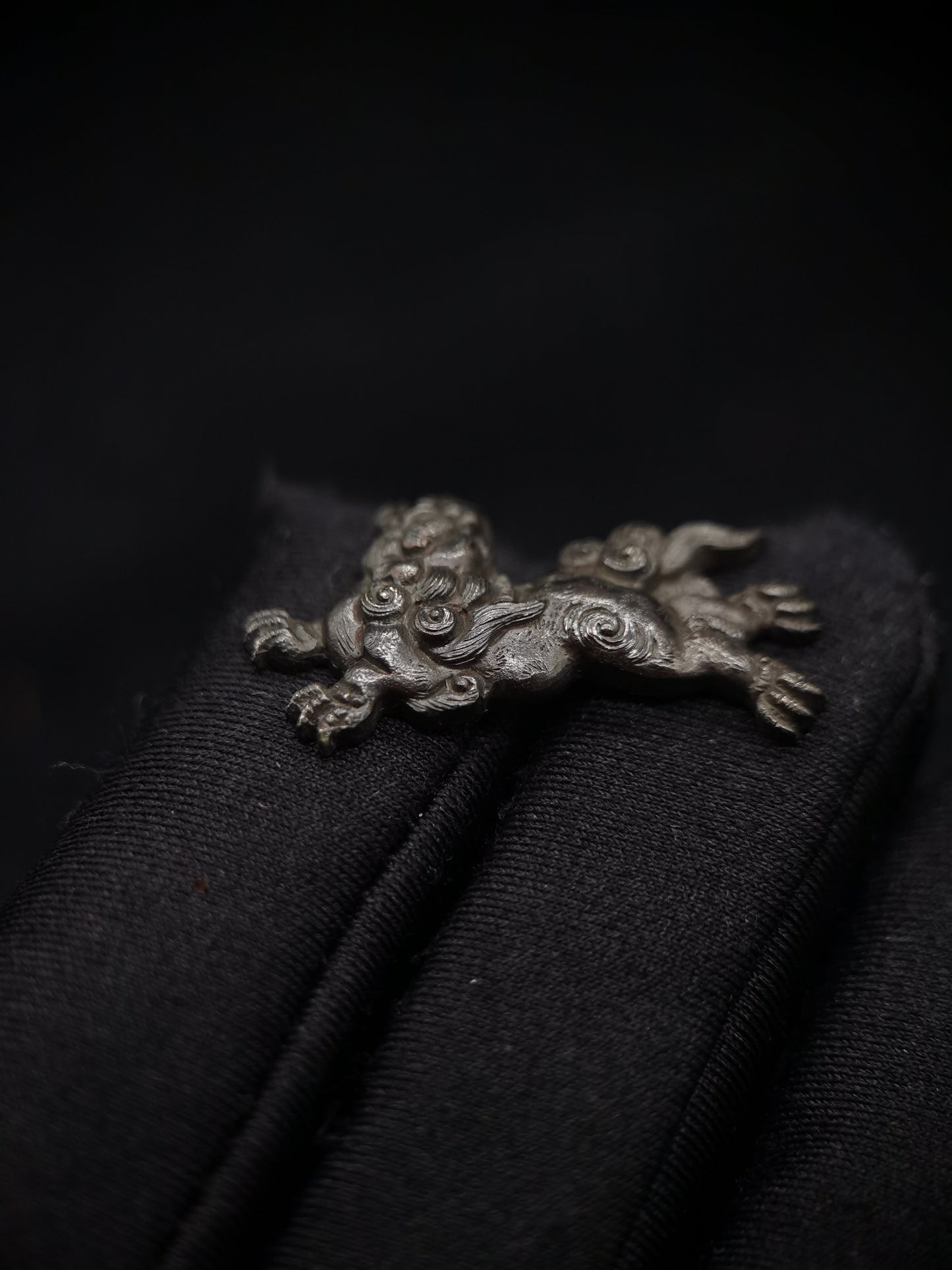 Japanese Type Small Black Lion Pattern Menuki for wakziash Tanto Y036