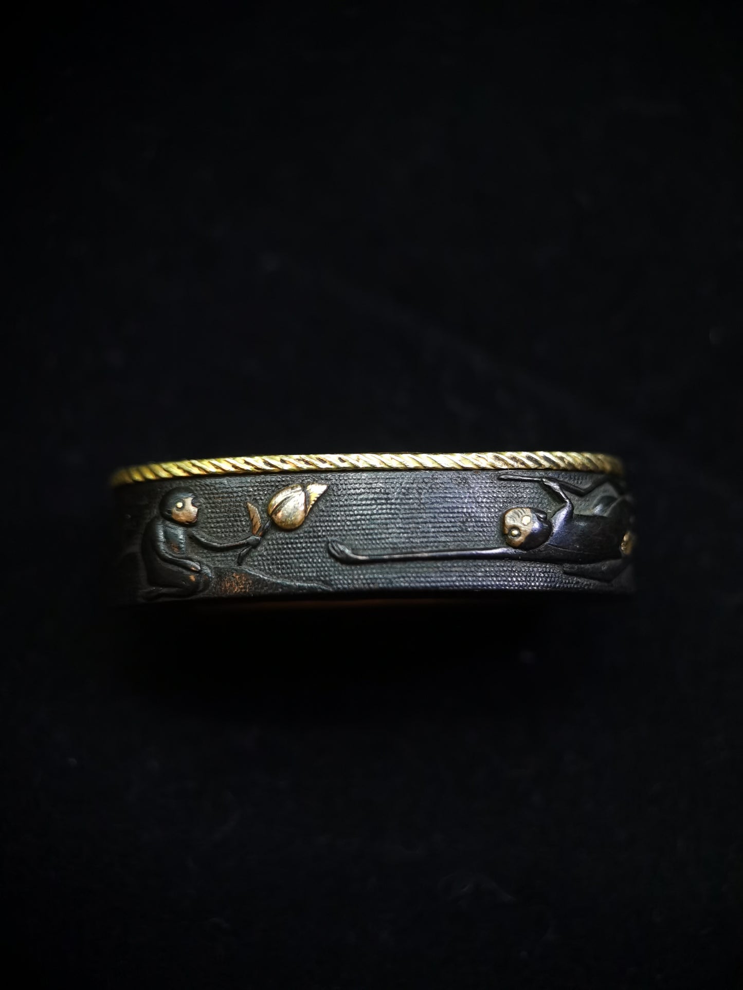 Japanese Playing Monkeys Pattern Two-tiered Single Fuchi for Katana Wakziashi Edo Period Antique F048