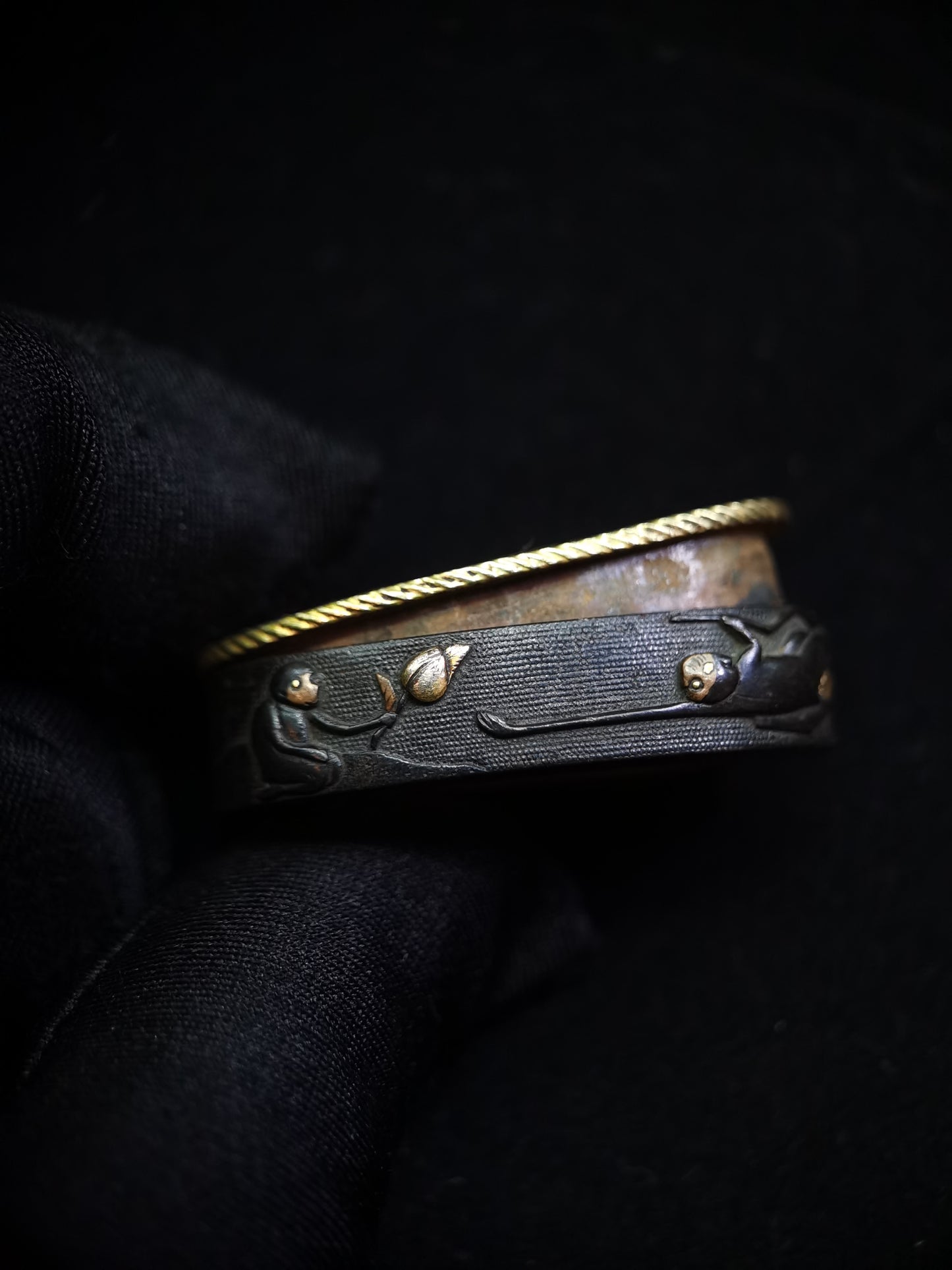 Japanese Playing Monkeys Pattern Two-tiered Single Fuchi for Katana Wakziashi Edo Period Antique F048