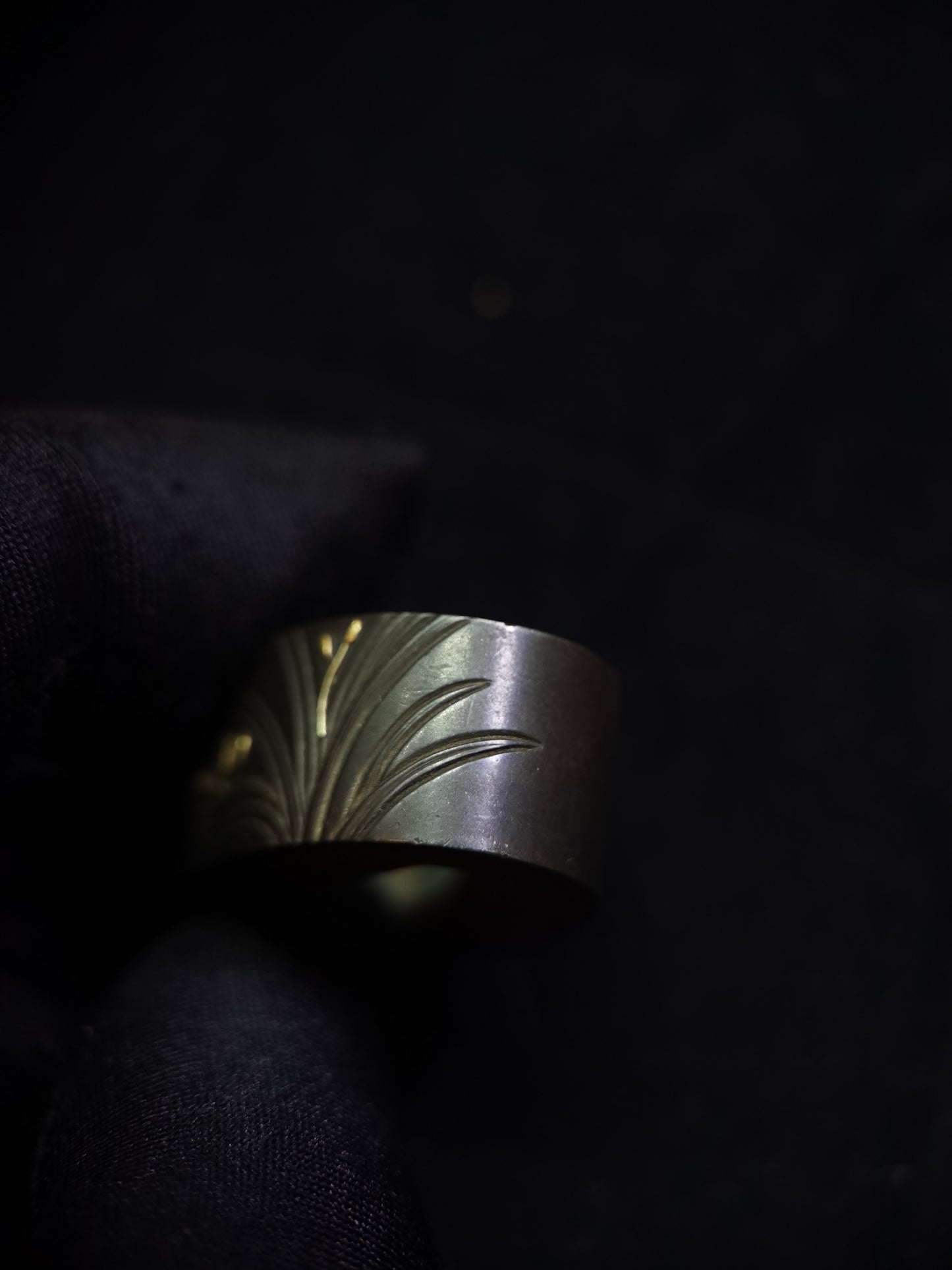 Japanese Orchid Pattern Single Fuchi for Katana Wakziashi Edo Period Antique F054