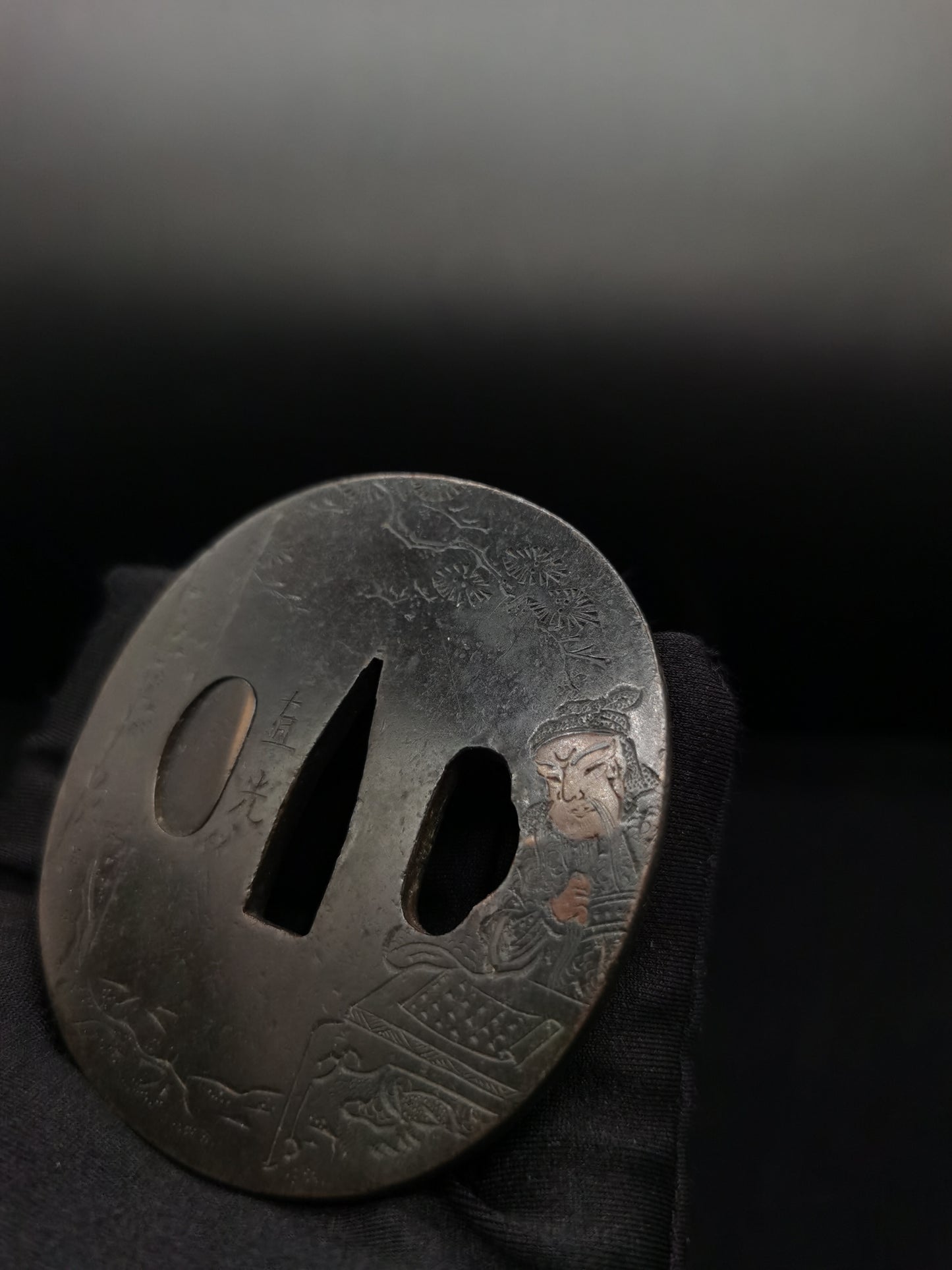 Japanese Type Three kingdoms Guan Yu Tsuba for Wakziashi and Tanto Edo Period Antique A055