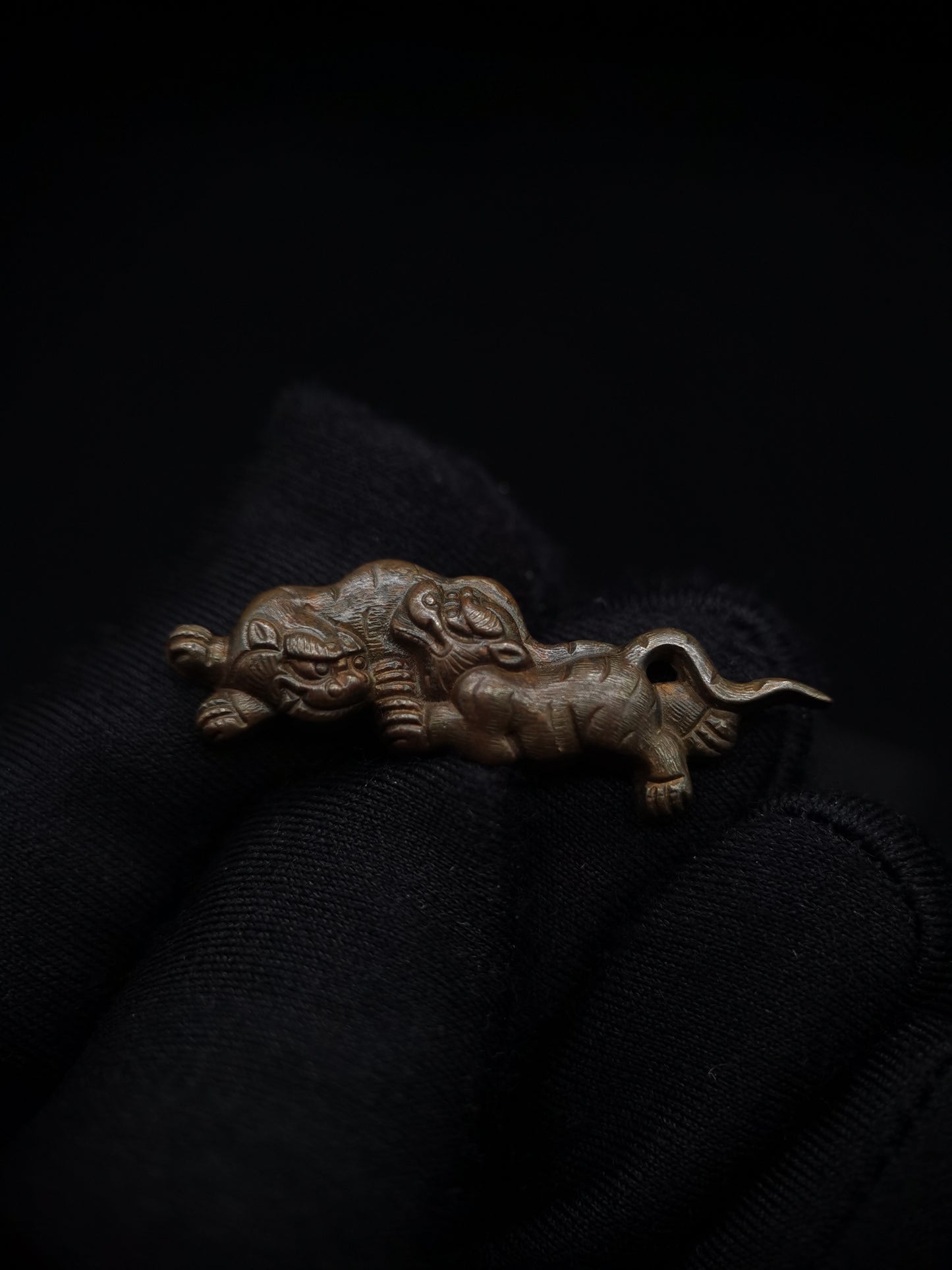 Japanese Type Menuki for Katana wakziashi and Tanto A pair of tigers Pattern Y109