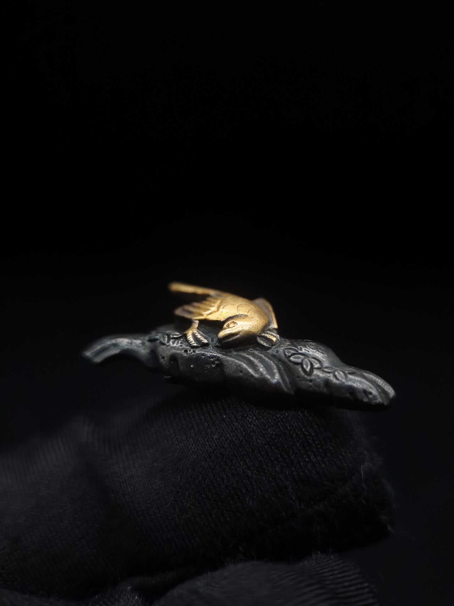Japanese Type Rock Golden Bird Pattern Menuki for wakziashi and Tanto, Y126