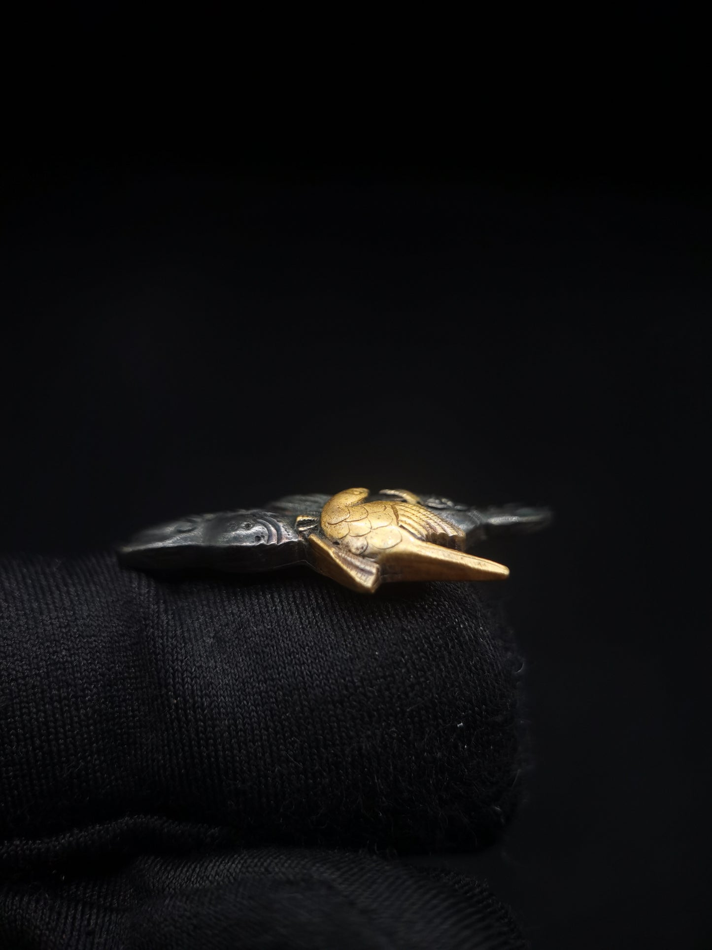Japanese Type Rock Golden Bird Pattern Menuki for wakziashi and Tanto, Y126