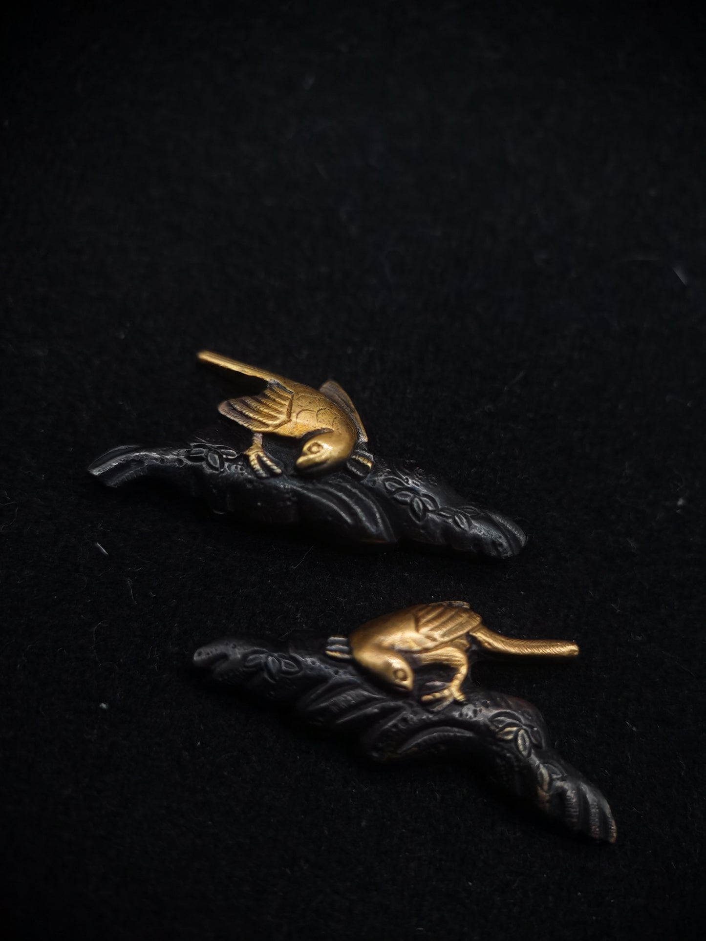 Japanese Type Rock Golden Bird Pattern Menuki for wakziashi and Tanto, Y126