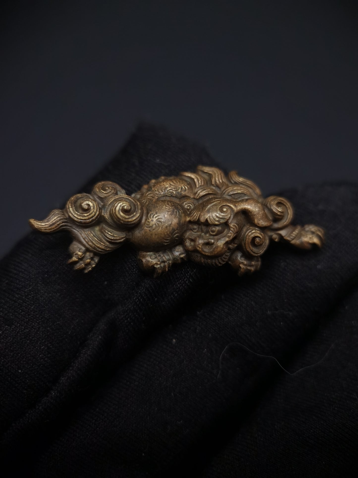Japanese Type Ancient copper Lion Dog Menuki for Katana and wakziashi, Y146
