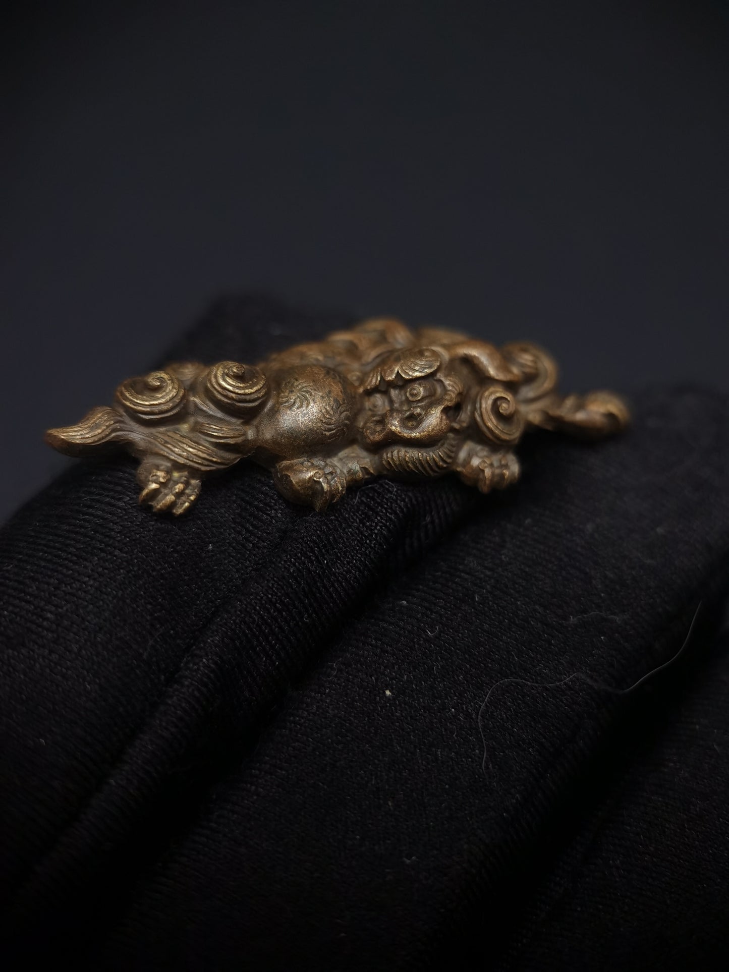 Japanese Type Ancient copper Lion Dog Menuki for Katana and wakziashi, Y146