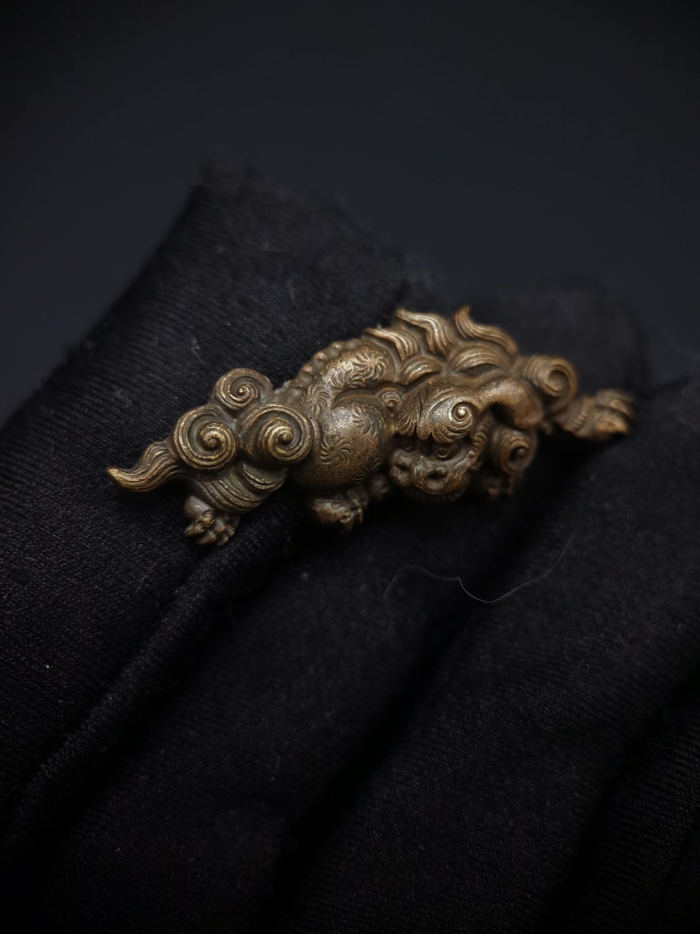 Japanese Type Ancient copper Lion Dog Menuki for Katana and wakziashi, Y146