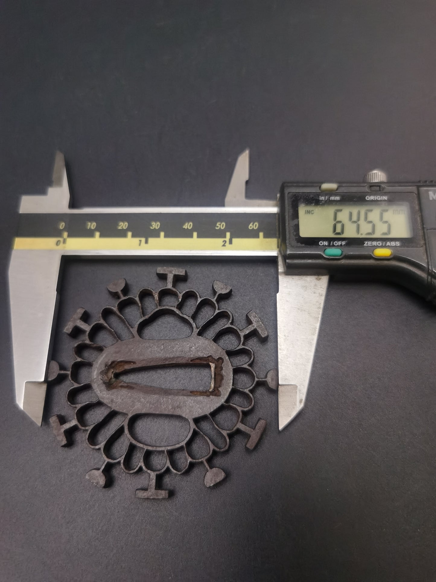 Japanese Chrysanthemum and mill-wheel Tsuba for Wakziashi Tanto Edo Period Antique A149