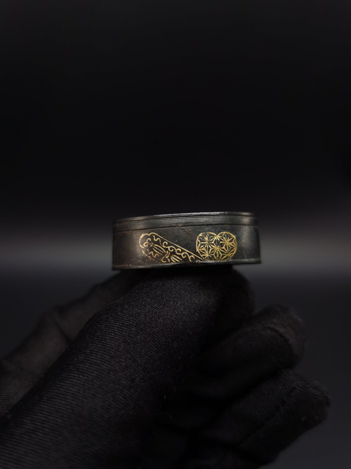 Japanese Brocade Window Pattern Single Fuchi for Katana Wakziashi Edo Period Antique F107