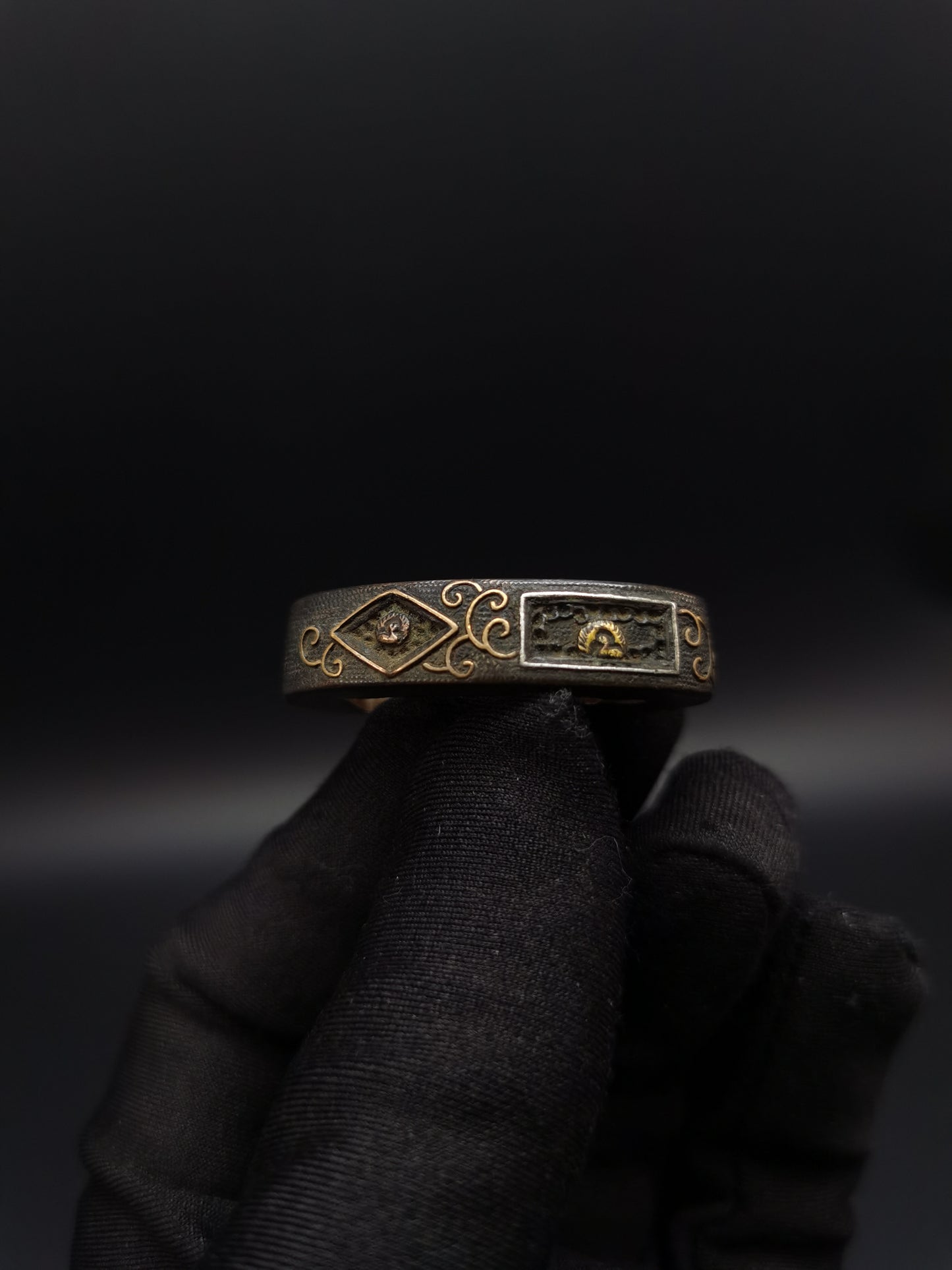 Japanese Karakusa Scroll and Brocade Window Pattern Single Fuchi for Katana Wakziashi Edo Period Antique F111