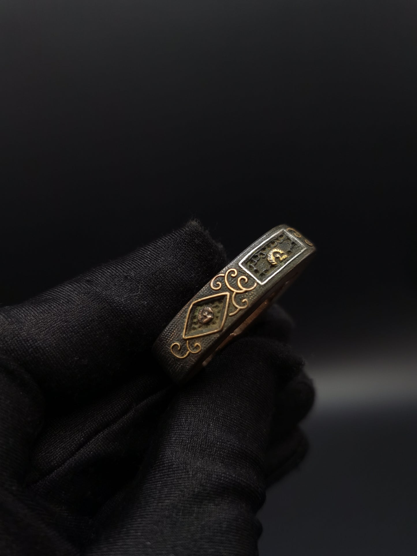Japanese Karakusa Scroll and Brocade Window Pattern Single Fuchi for Katana Wakziashi Edo Period Antique F111