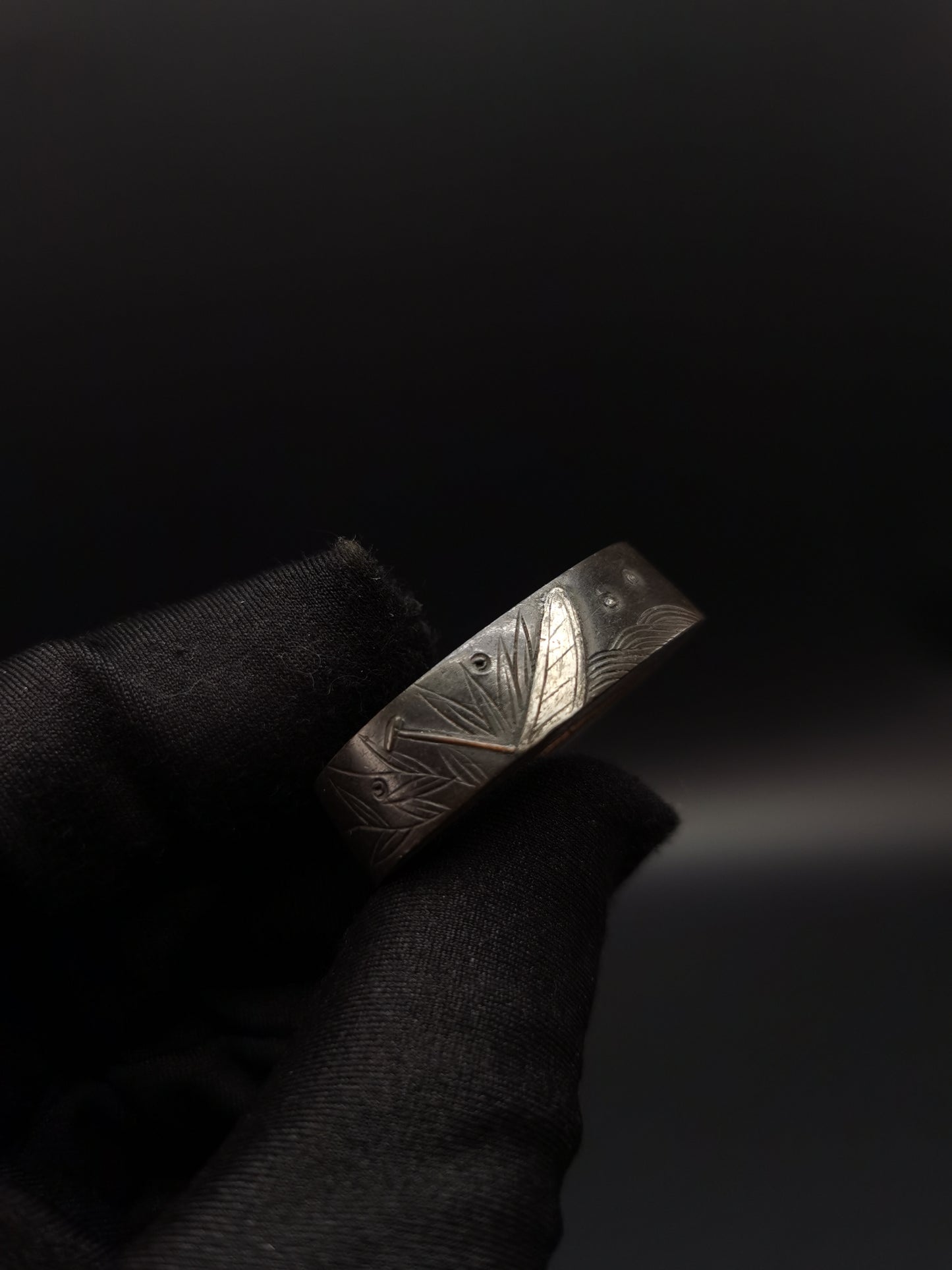 Japanese Waterside Small Boat Pattern Single Fuchi for Katana Wakziashi Edo Period Antique F112
