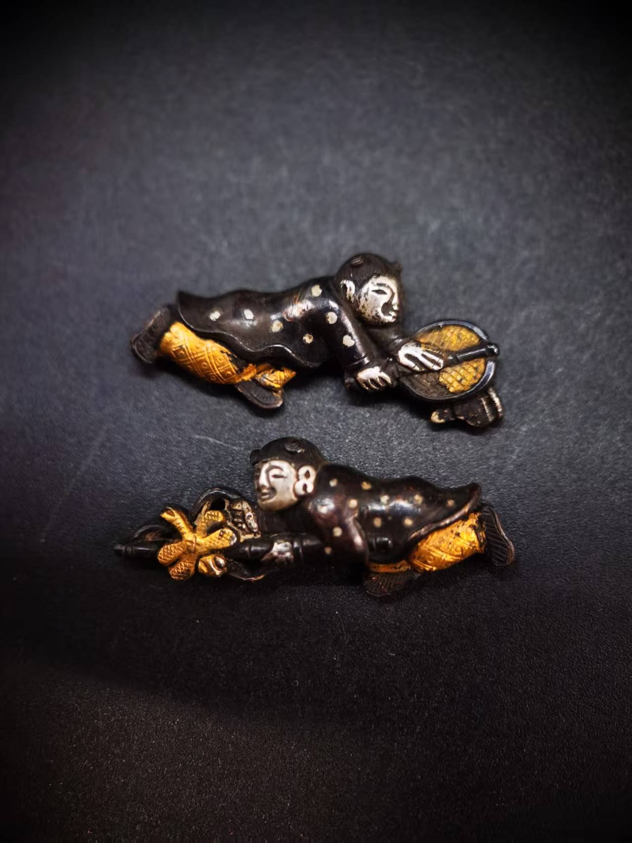 Japanese Children playing Menuki for Wakziashi and Tanto Edo Period Antique C064