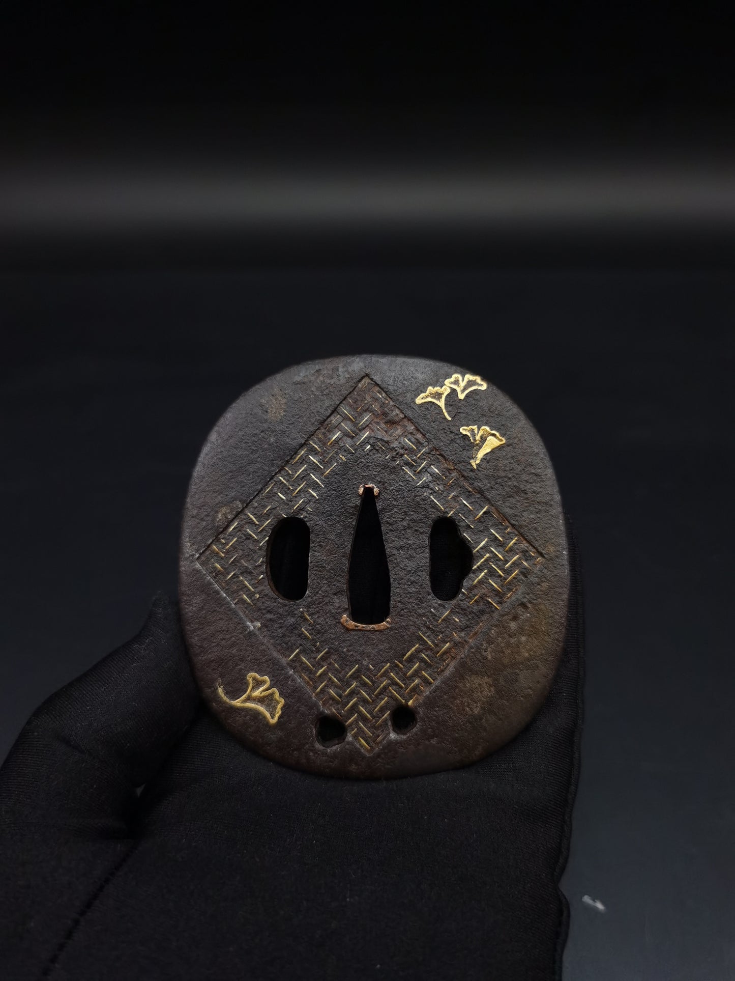 Japanese Seat pattern ginkgo leaf Tsuba for Katana and Wakziashi Edo Period Antique A226