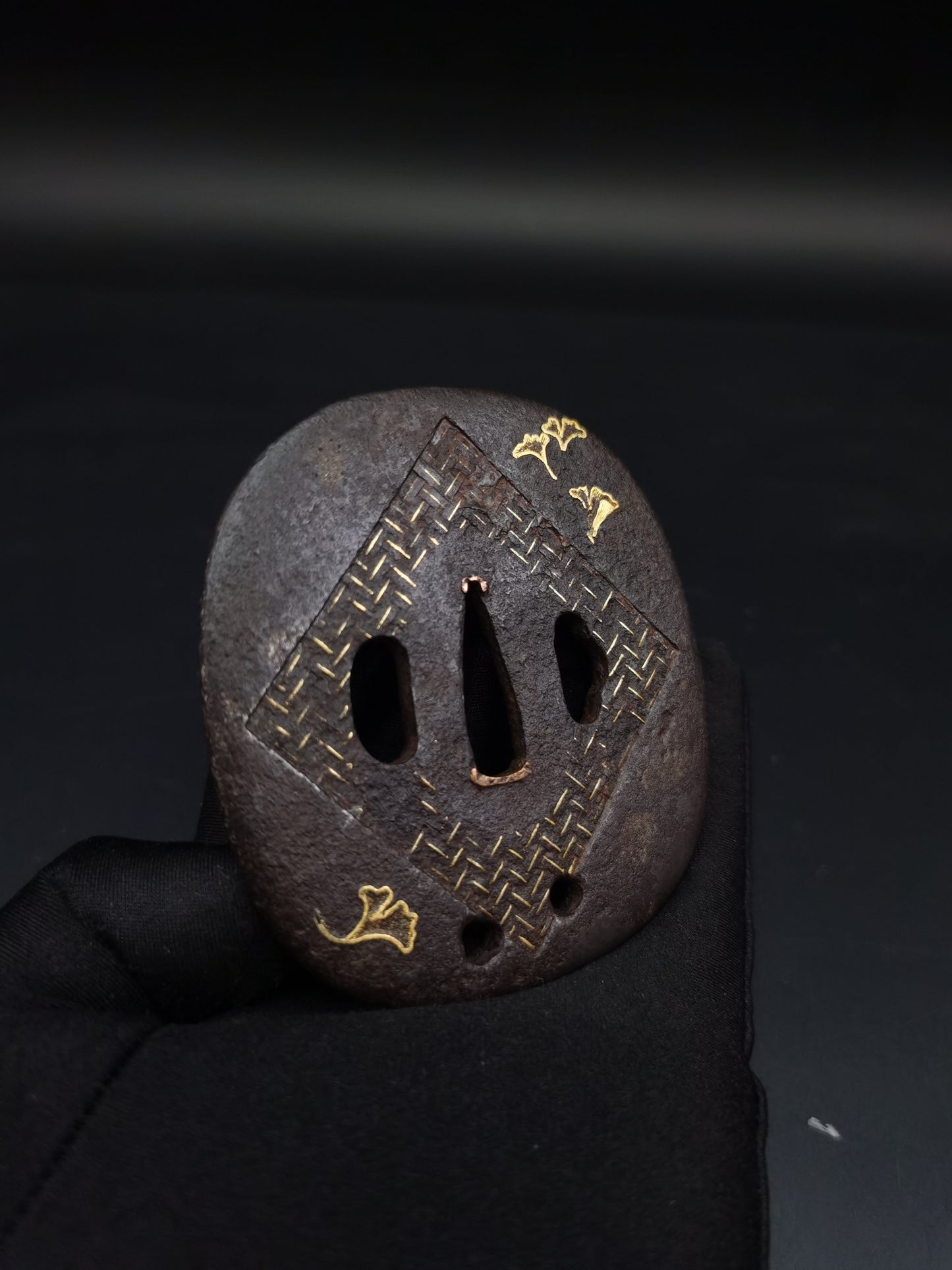 Japanese Seat pattern ginkgo leaf Tsuba for Katana and Wakziashi Edo Period Antique A226