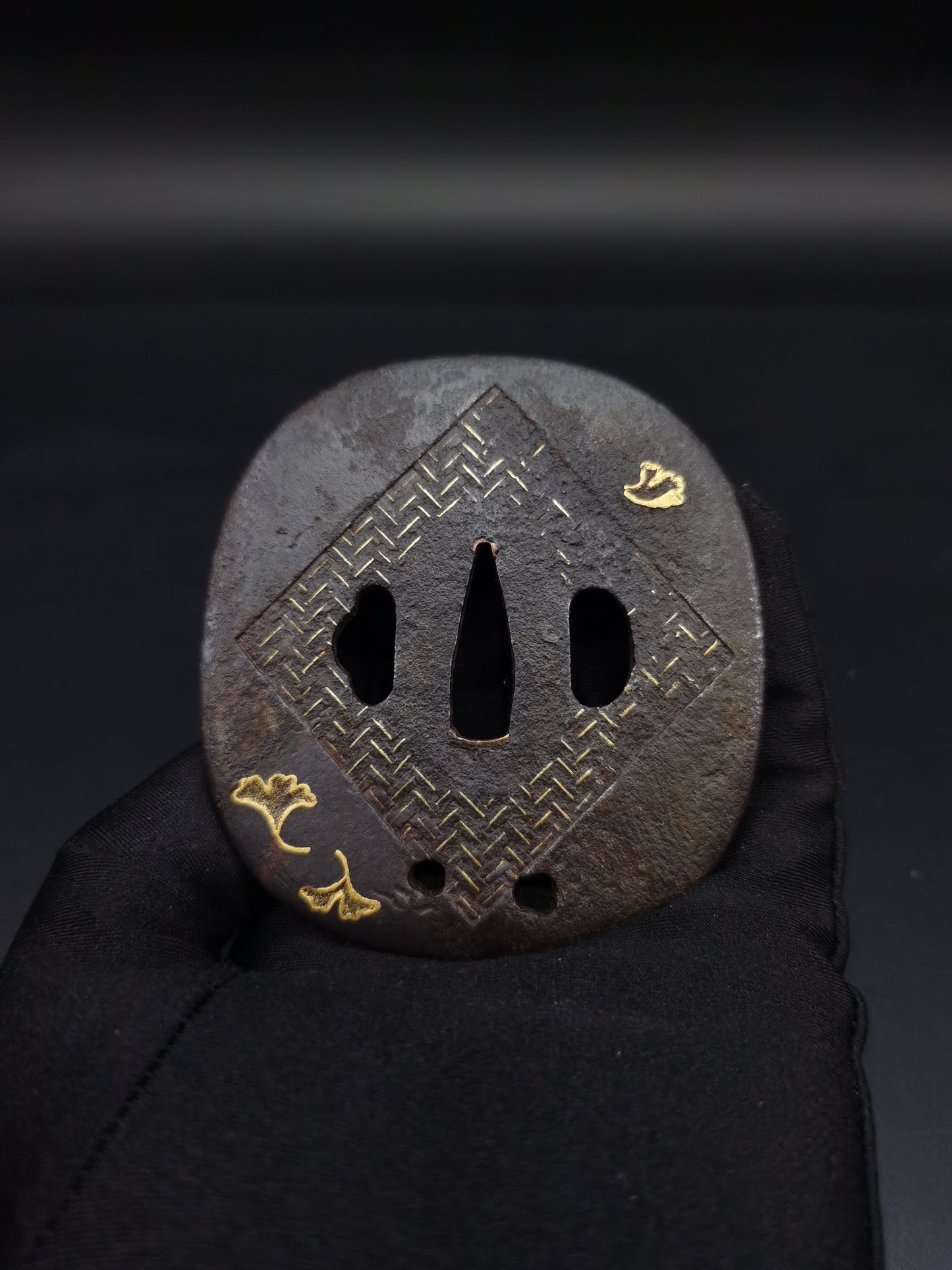 Japanese Seat pattern ginkgo leaf Tsuba for Katana and Wakziashi Edo Period Antique A226