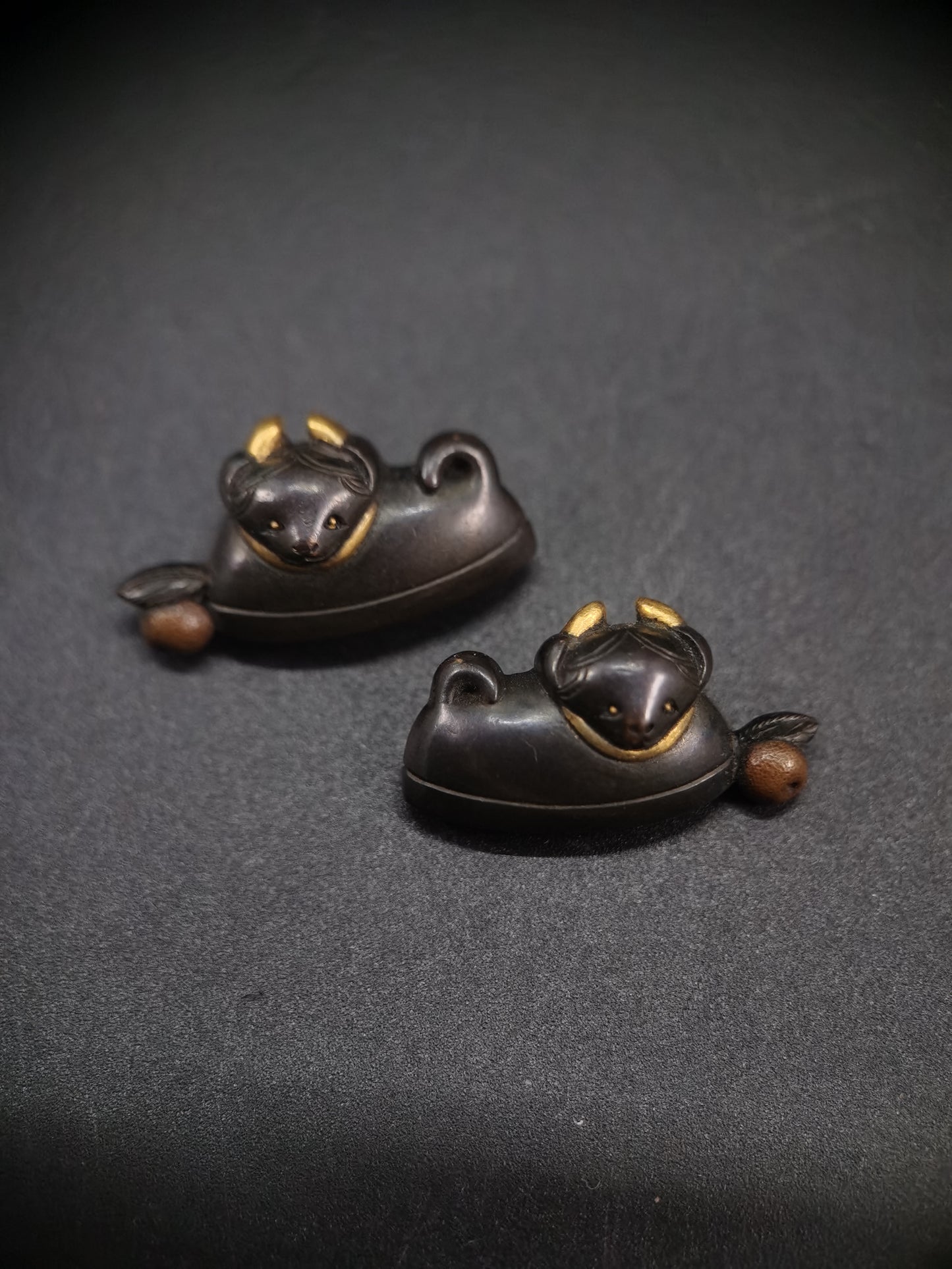 Japanese Leopard cat Menuki for Wakziashi Tanto Edo Period Antique C089