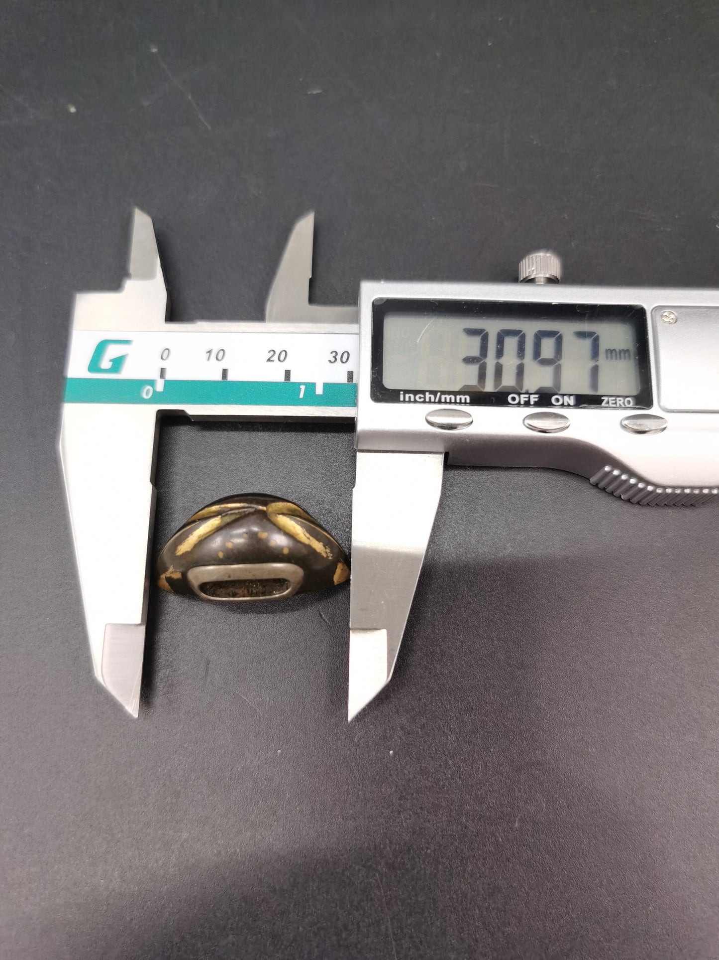 Japanese Shell-shaped Kurikata for Katana Wakziashi Tanto Edo Period Antique H010