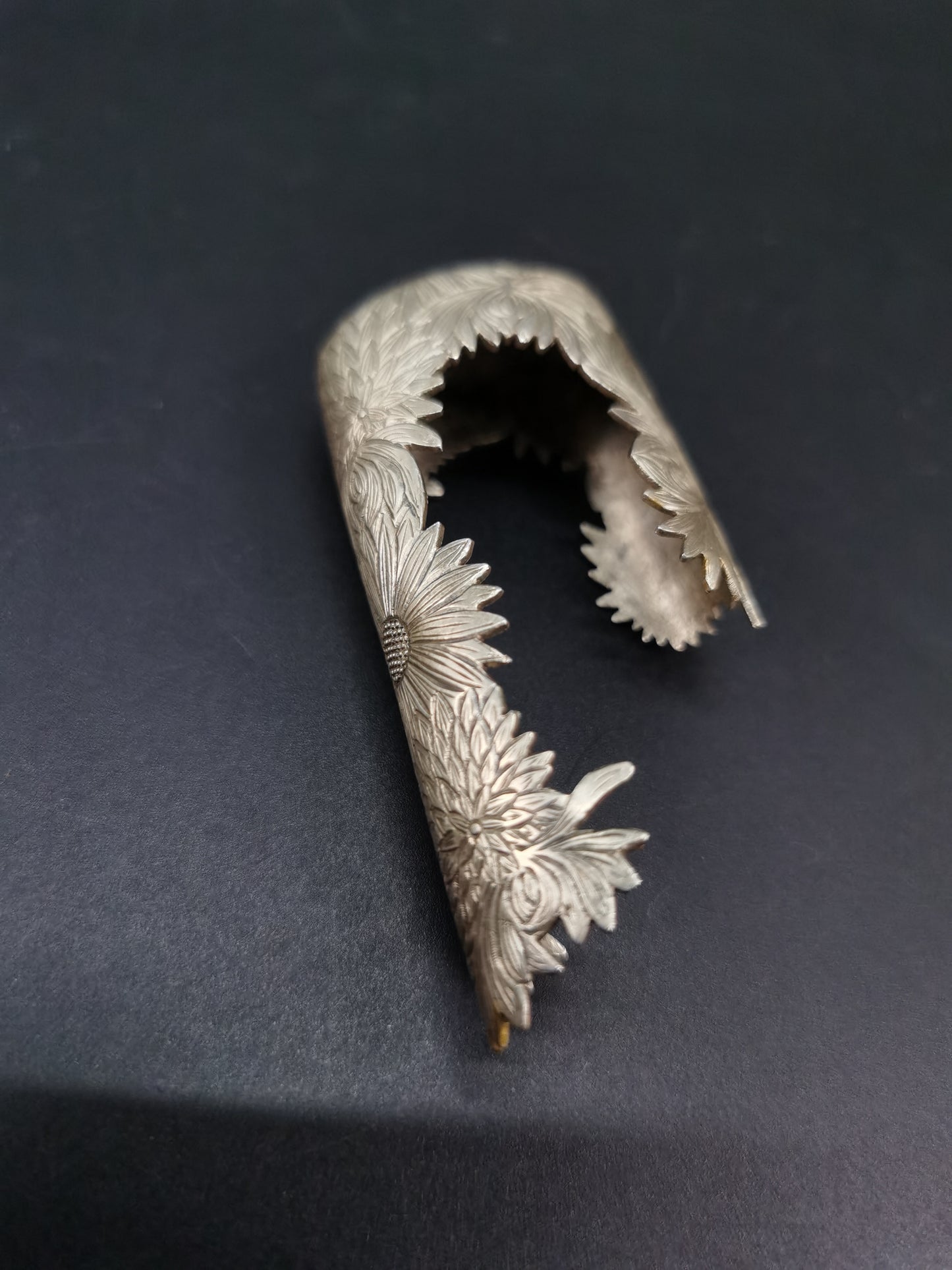 Japanese Pure Silver Chrysanthemum Full Pattern Kojiri for Katana Wakziashi Edo Period Antique I009