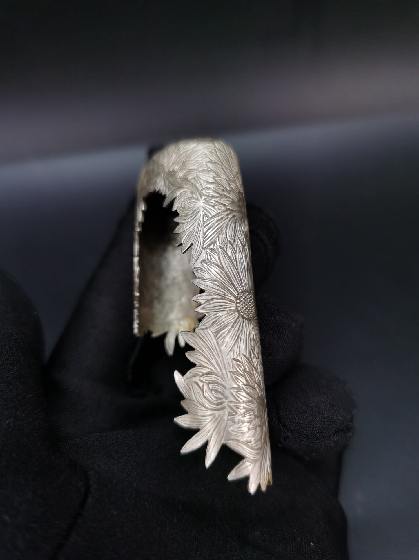 Japanese Pure Silver Chrysanthemum Full Pattern Kojiri for Katana Wakziashi Edo Period Antique I009