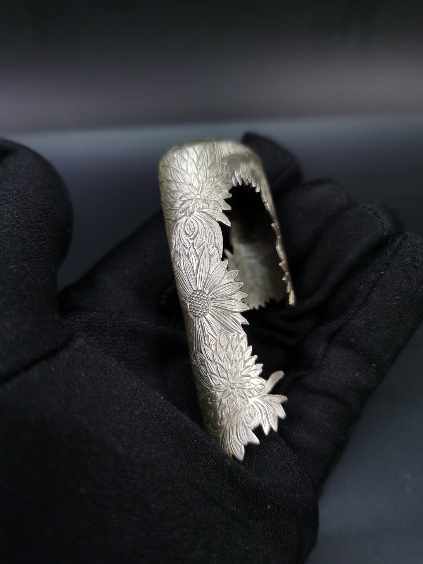 Japanese Pure Silver Chrysanthemum Full Pattern Kojiri for Katana Wakziashi Edo Period Antique I009