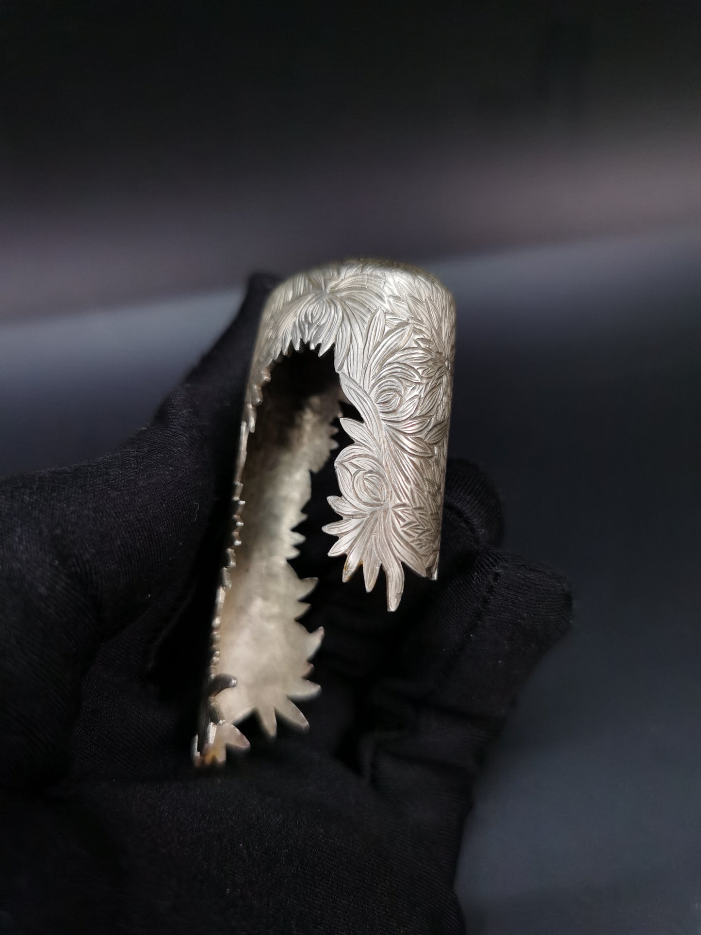 Japanese Pure Silver Chrysanthemum Full Pattern Kojiri for Katana Wakziashi Edo Period Antique I009
