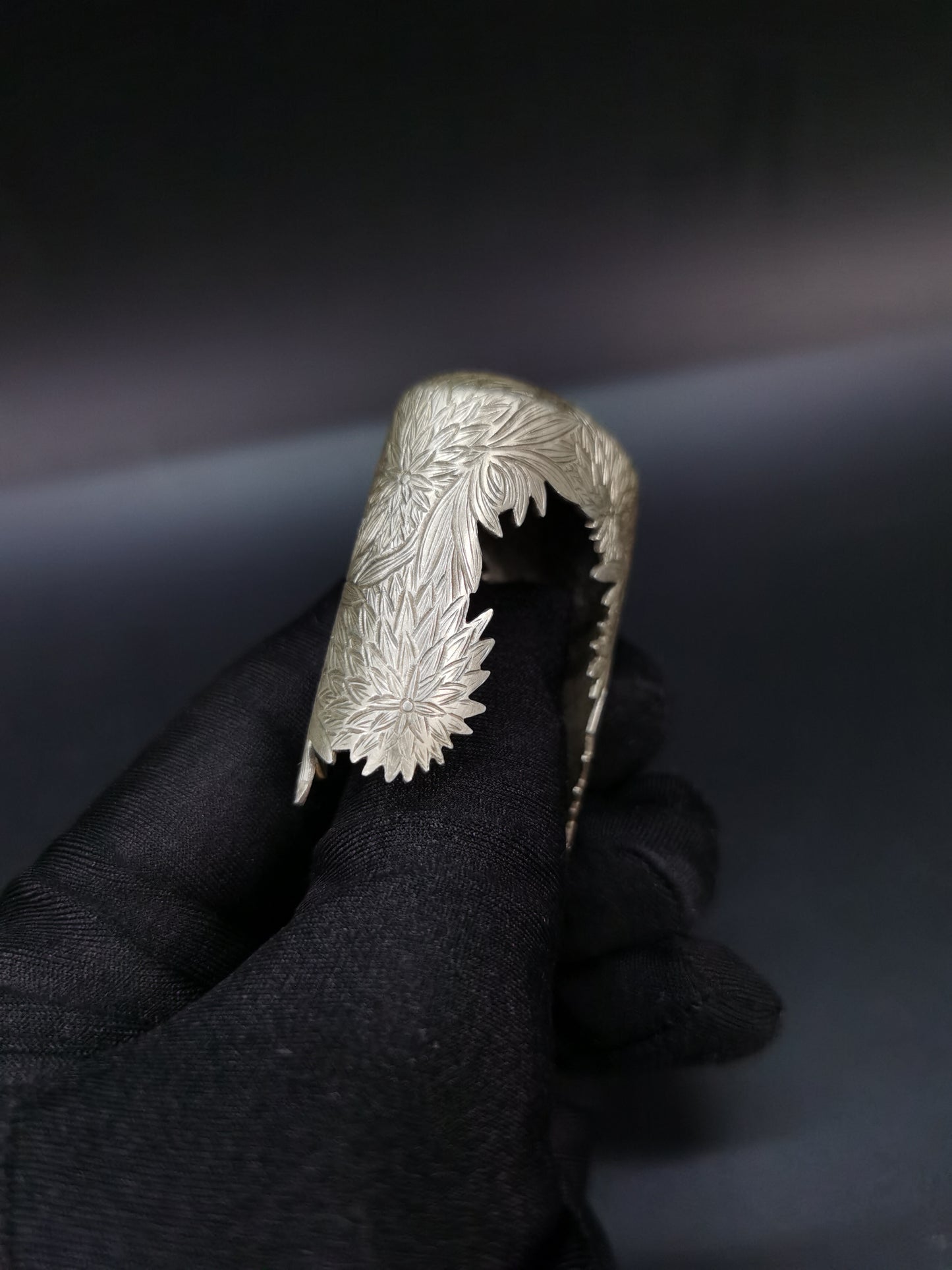 Japanese Pure Silver Chrysanthemum Full Pattern Kojiri for Katana Wakziashi Edo Period Antique I009