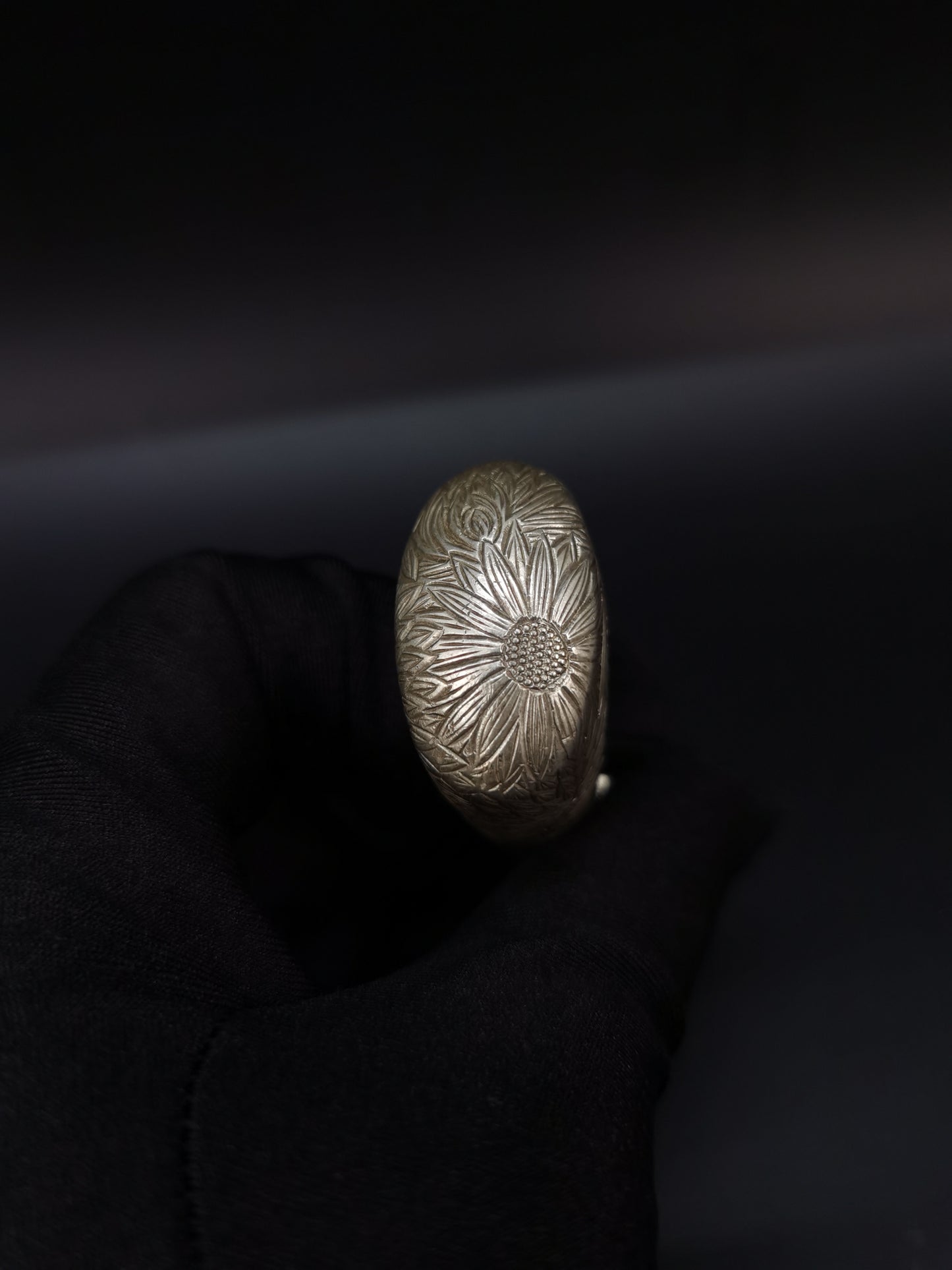 Japanese Pure Silver Chrysanthemum Full Pattern Kojiri for Katana Wakziashi Edo Period Antique I009