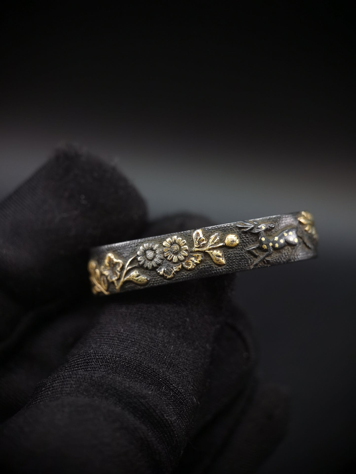 Japanese Sika Deer with Autumn Grass Pattern Single Fuchi for Katana Wakziashi Edo Period Antique F142