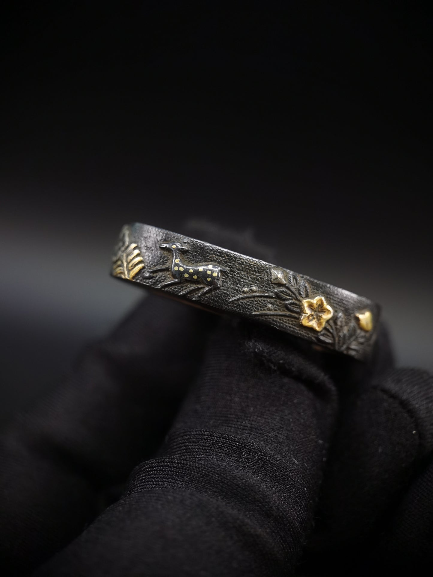 Japanese Sika Deer with Autumn Grass Pattern Single Fuchi for Katana Wakziashi Edo Period Antique F142