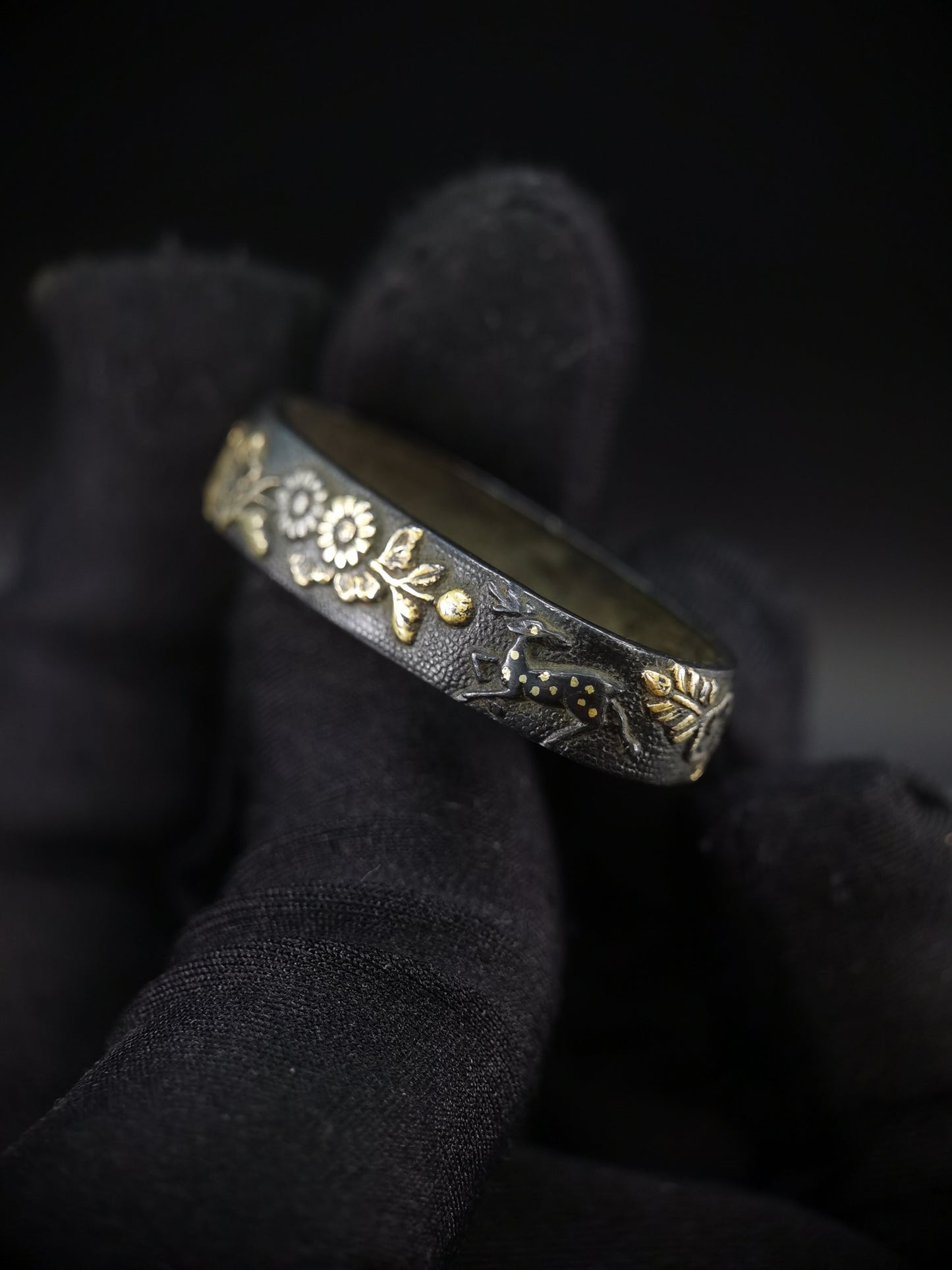 Japanese Sika Deer with Autumn Grass Pattern Single Fuchi for Katana Wakziashi Edo Period Antique F142