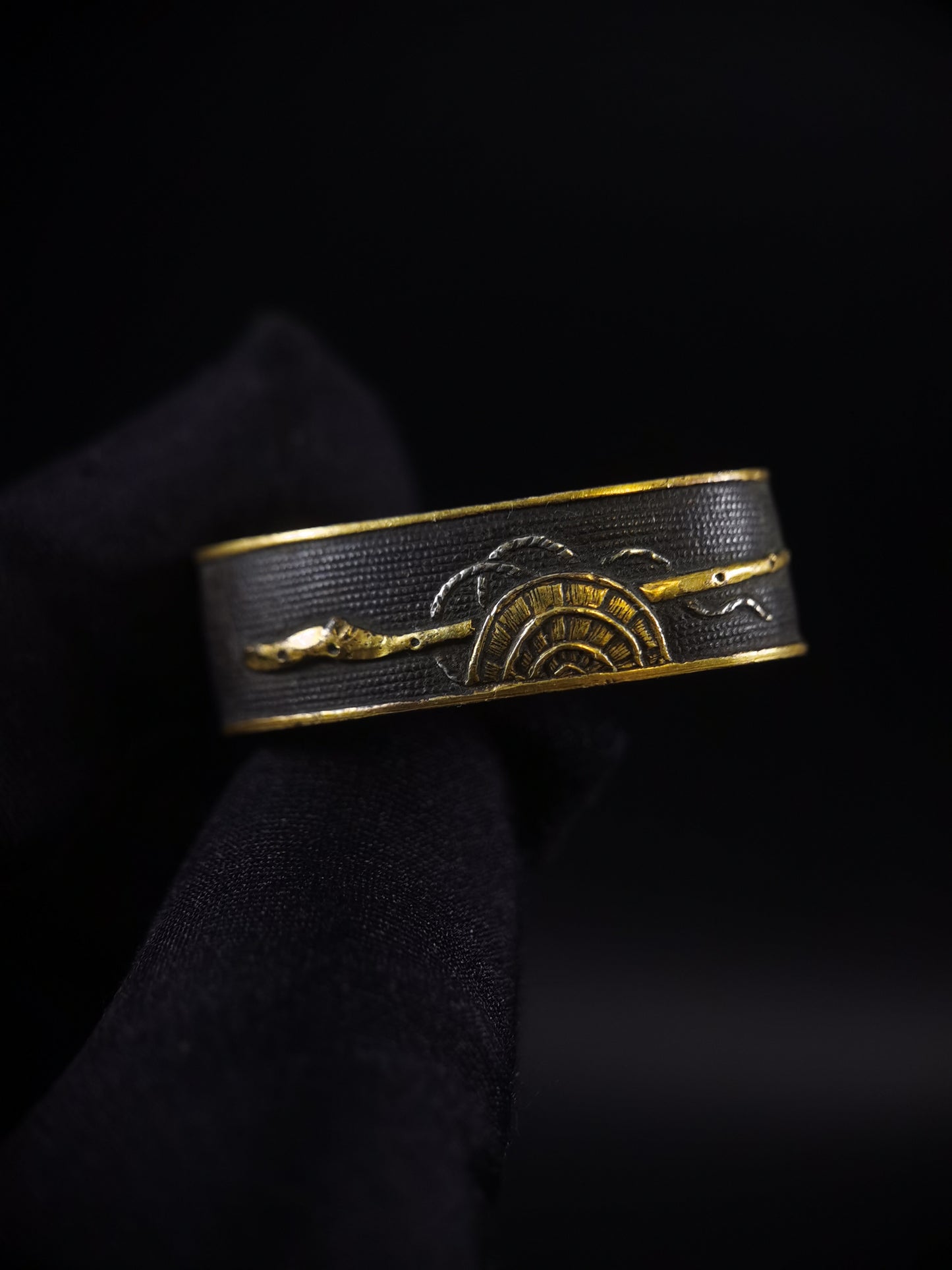 Japanese Straw Hat and Wooden Staff Pattern Single Fuchi for Katana Wakziashi Edo Period Antique F151