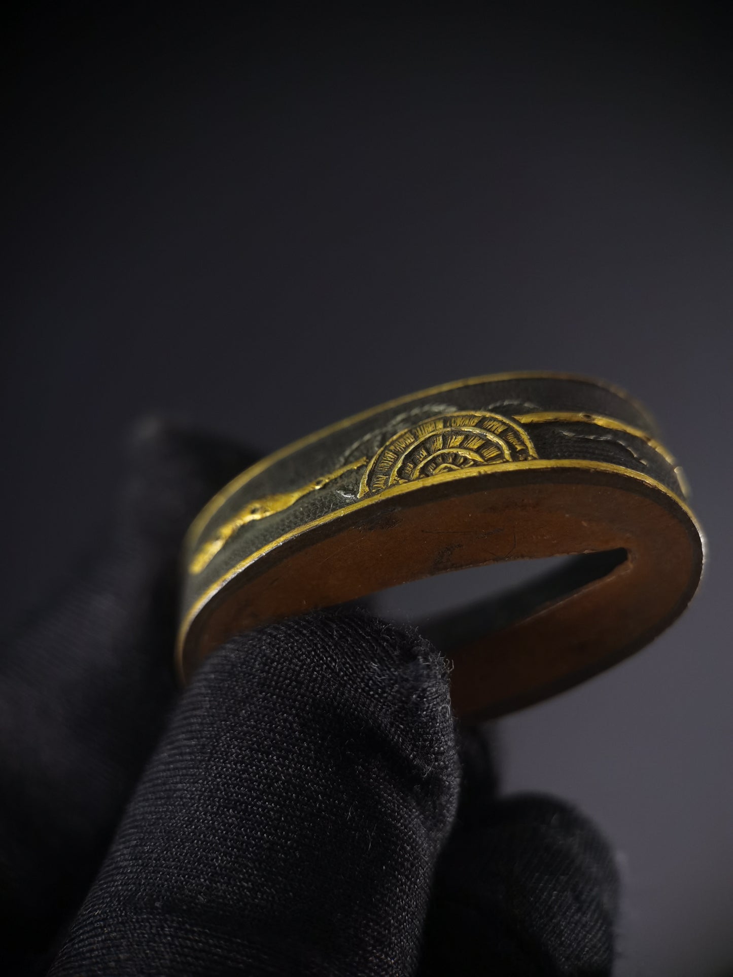 Japanese Straw Hat and Wooden Staff Pattern Single Fuchi for Katana Wakziashi Edo Period Antique F151