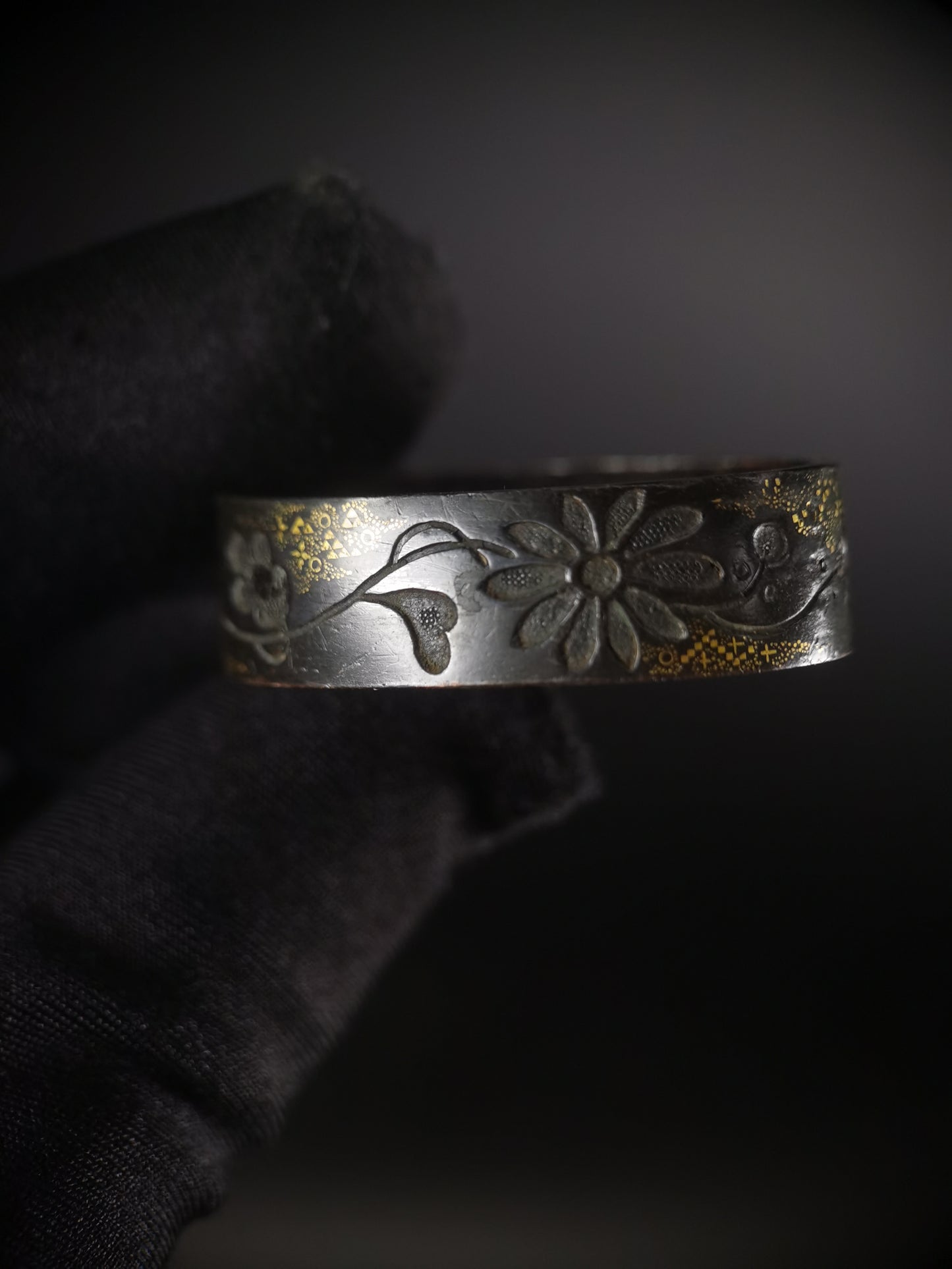 Japanese Flower Pattern Single Fuchi for Katana Wakziashi Edo Period Antique F152
