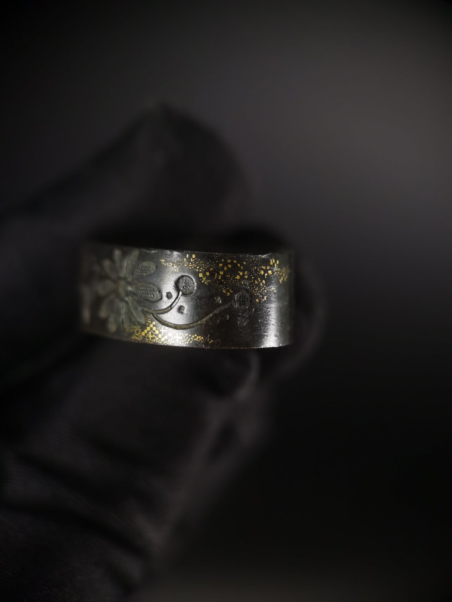 Japanese Flower Pattern Single Fuchi for Katana Wakziashi Edo Period Antique F152