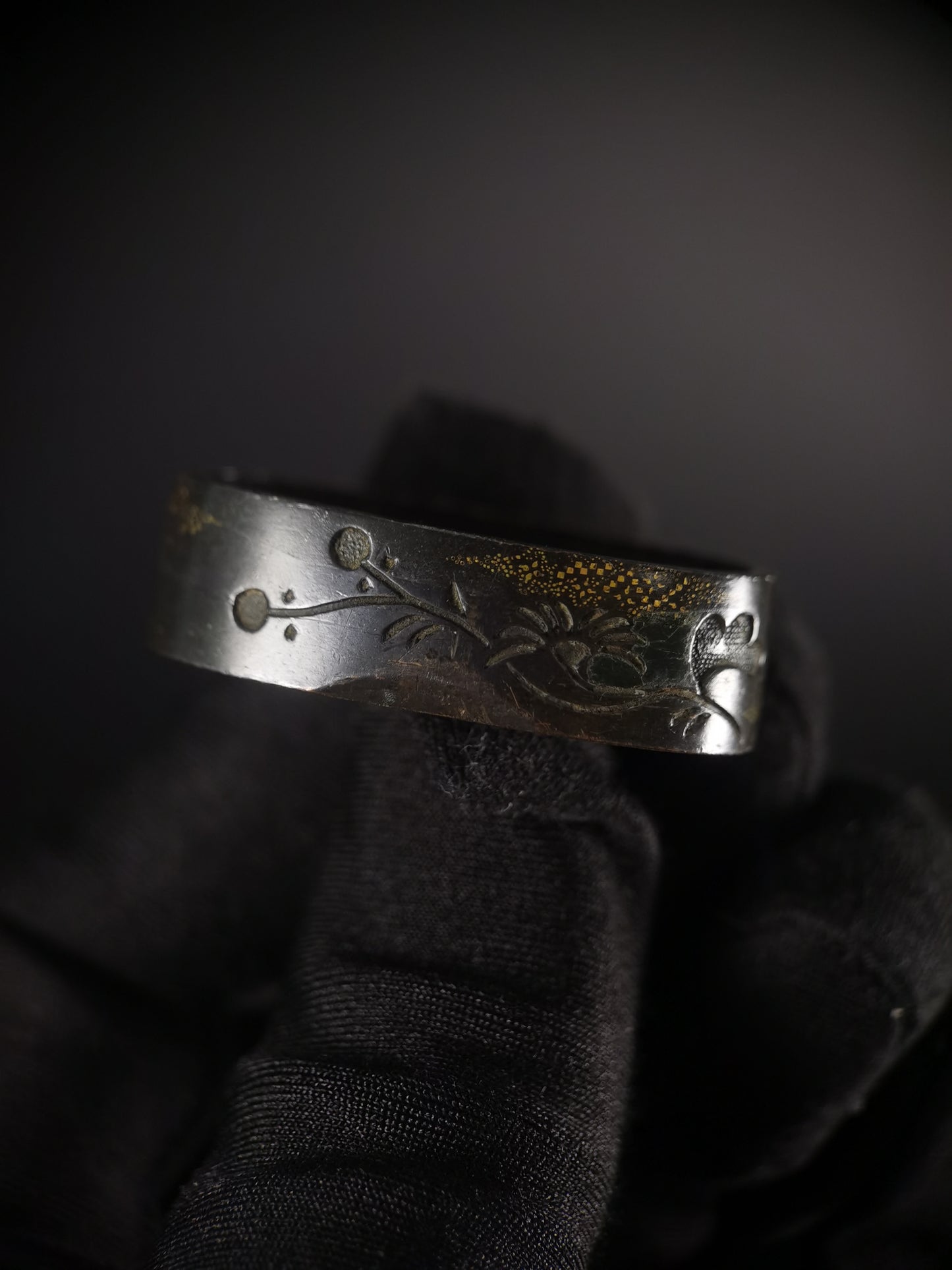 Japanese Flower Pattern Single Fuchi for Katana Wakziashi Edo Period Antique F152